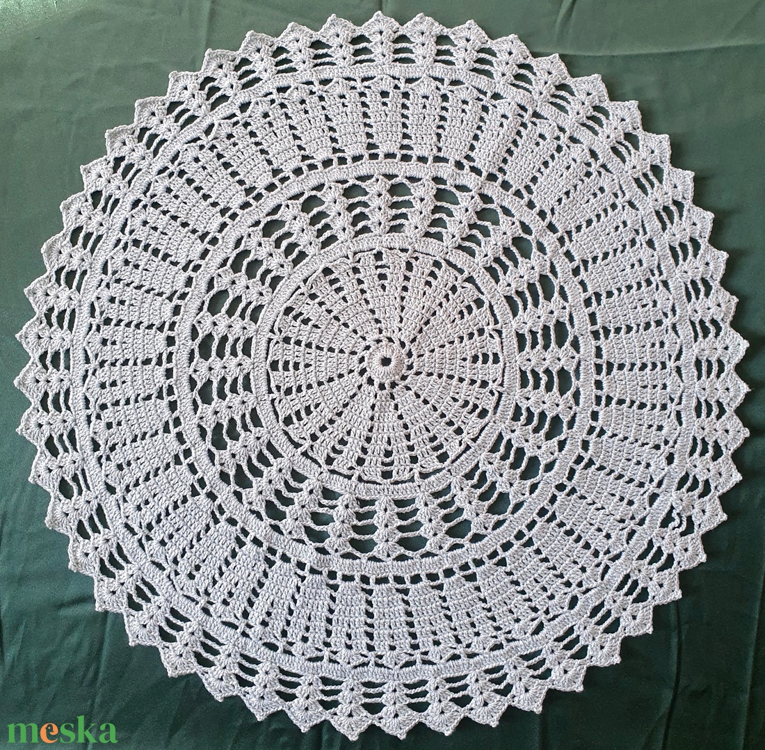 65 cm-es kerek horgolt terítő (mandala) - otthon & életmód - lakástextil - abrosz, terítő - díszterítő polcra, komódra - Meska.hu