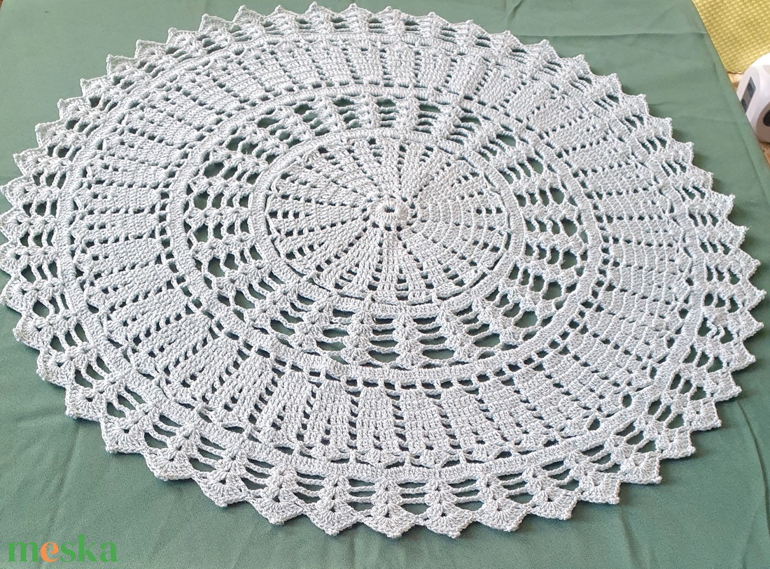 65 cm-es kerek horgolt terítő (mandala) - otthon & életmód - lakástextil - abrosz, terítő - díszterítő polcra, komódra - Meska.hu