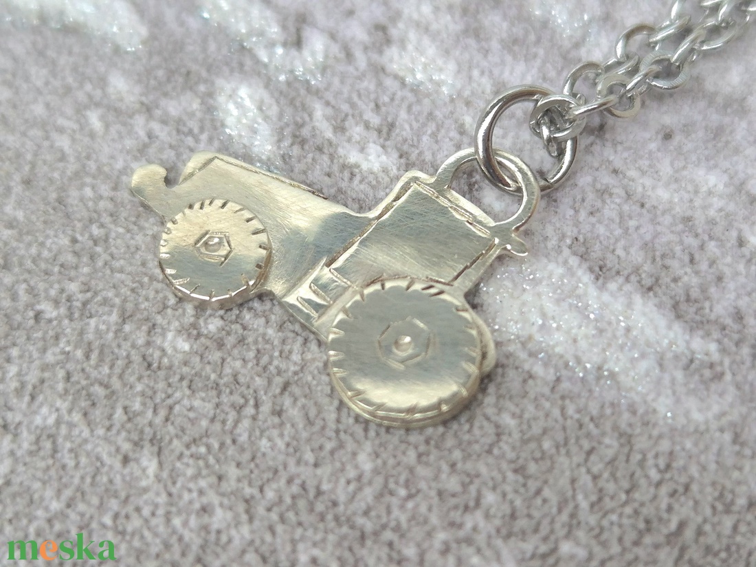 John Deere traktor medál - ékszer - nyaklánc - medál - Meska.hu