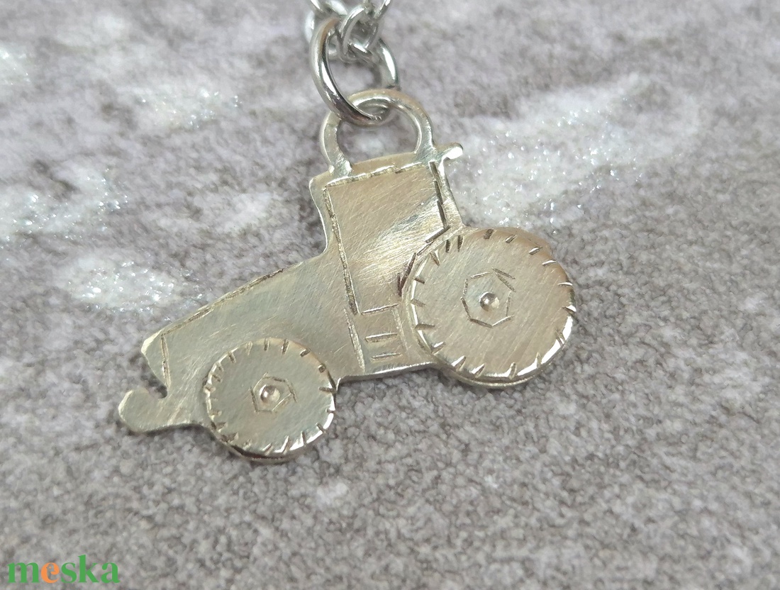 John Deere traktor medál - ékszer - nyaklánc - medál - Meska.hu
