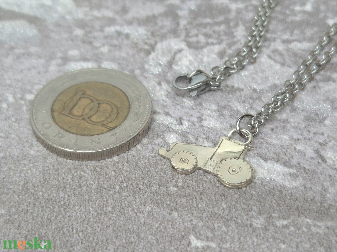 John Deere traktor medál - ékszer - nyaklánc - medál - Meska.hu