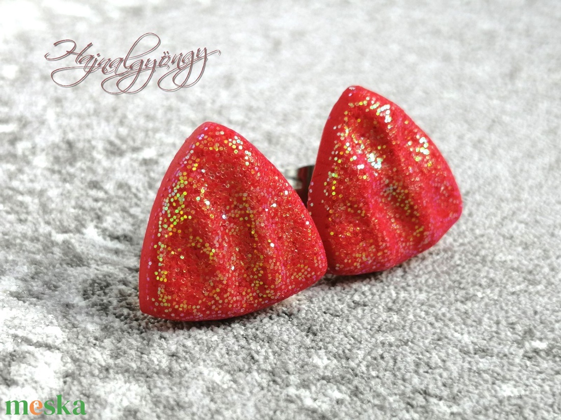Aranyló piros háromszög fülbevaló - ékszer - fülbevaló - pötty fülbevaló - Meska.hu