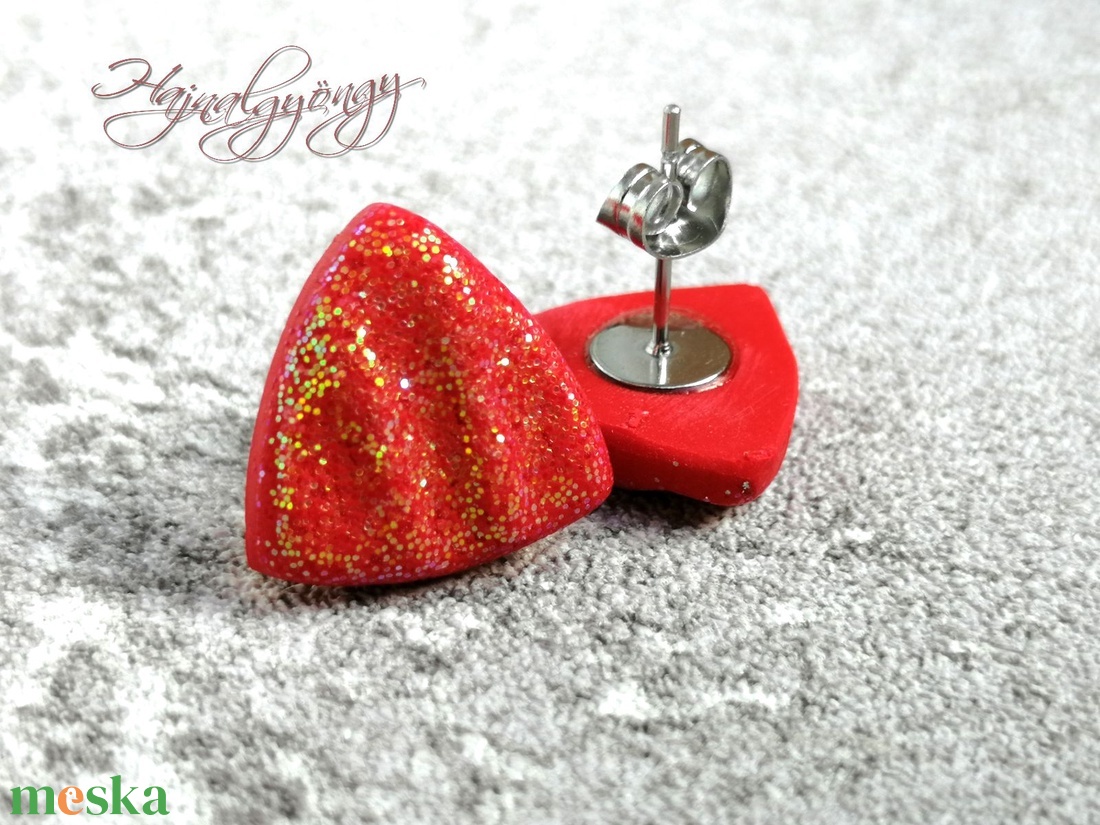 Aranyló piros háromszög fülbevaló - ékszer - fülbevaló - pötty fülbevaló - Meska.hu