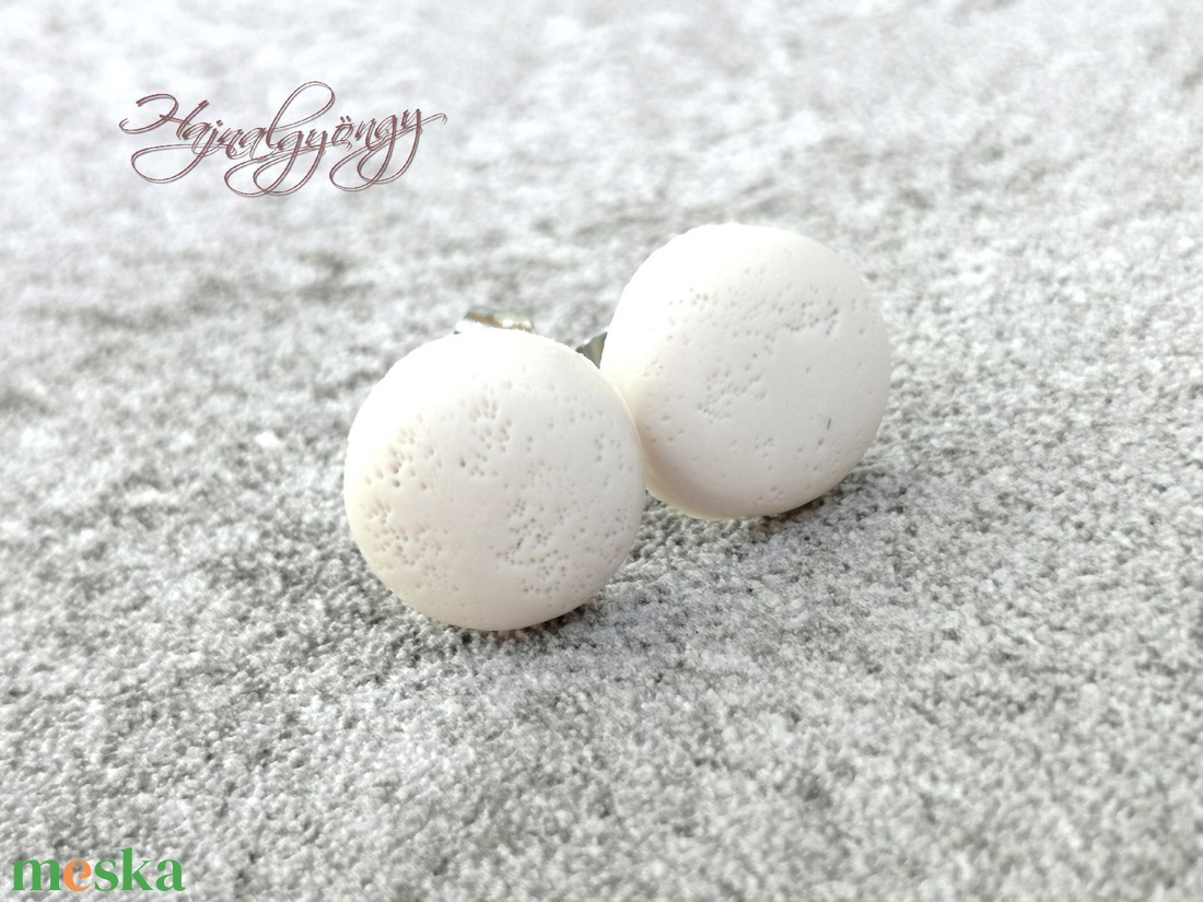 VILÁGOS KRÉM fülbevaló kicsi - ékszer - fülbevaló - pötty fülbevaló - Meska.hu