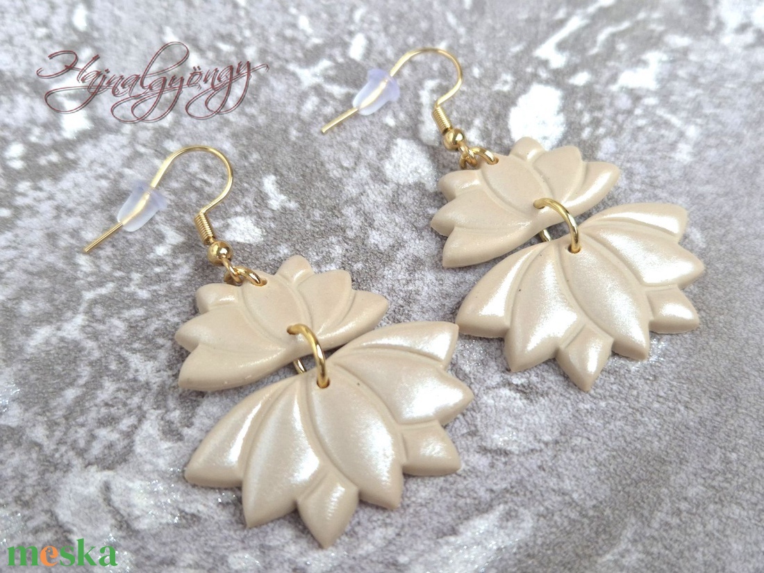 BÉZS LÓTUSZ - fülbevaló - ékszer - fülbevaló - lógó fülbevaló - Meska.hu