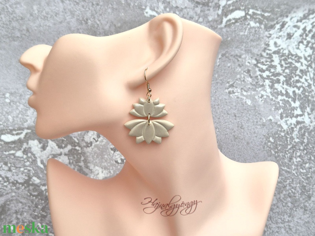 BÉZS LÓTUSZ - fülbevaló - ékszer - fülbevaló - lógó fülbevaló - Meska.hu
