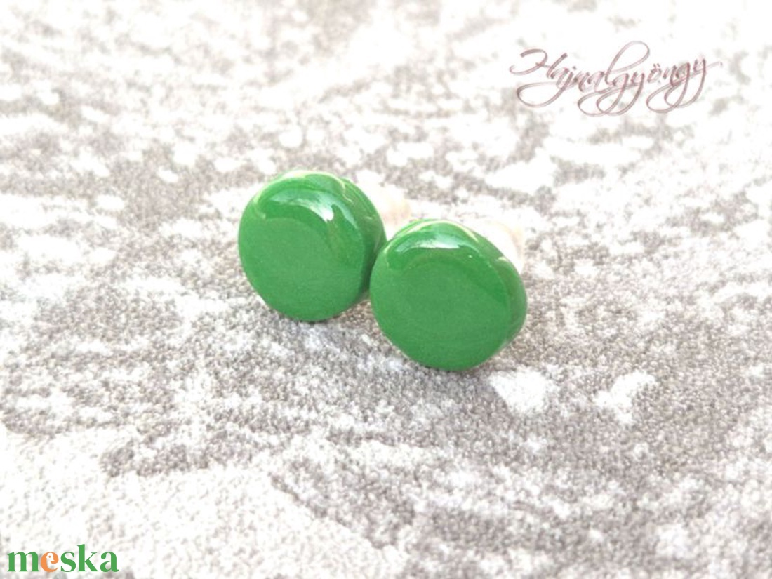ÉLÉNK ZÖLD fülbevaló 10 mm - ékszer - fülbevaló - pötty fülbevaló - Meska.hu