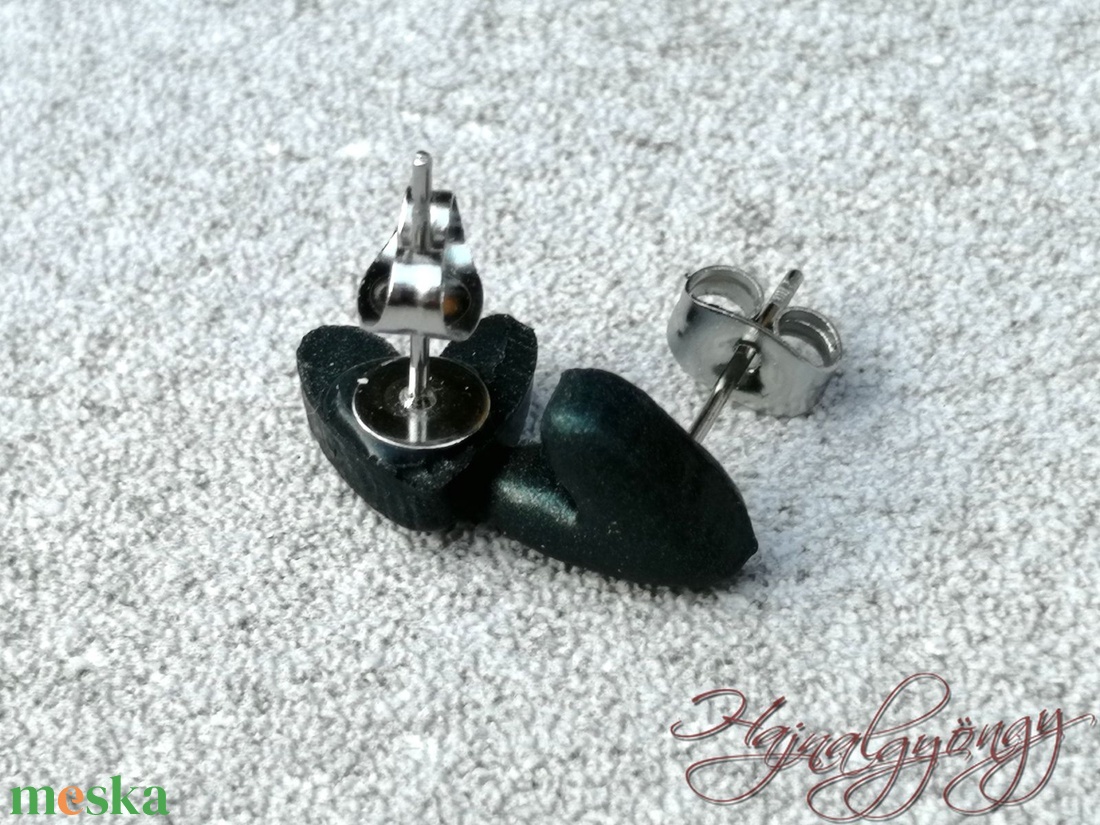 FEKETE SZÍV nemesacél fülbevaló  - ékszer - fülbevaló - pötty fülbevaló - Meska.hu