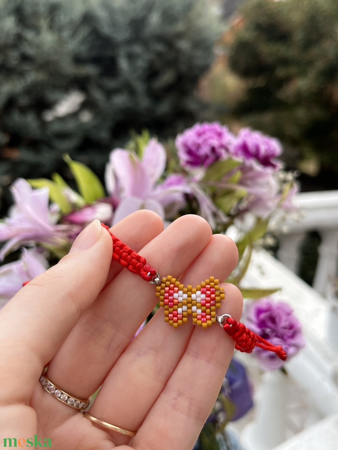 Fonott karkötő világosbarna-piros színű gyöngy pillangóval - ékszer - karkötő - fonott karkötő - Meska.hu