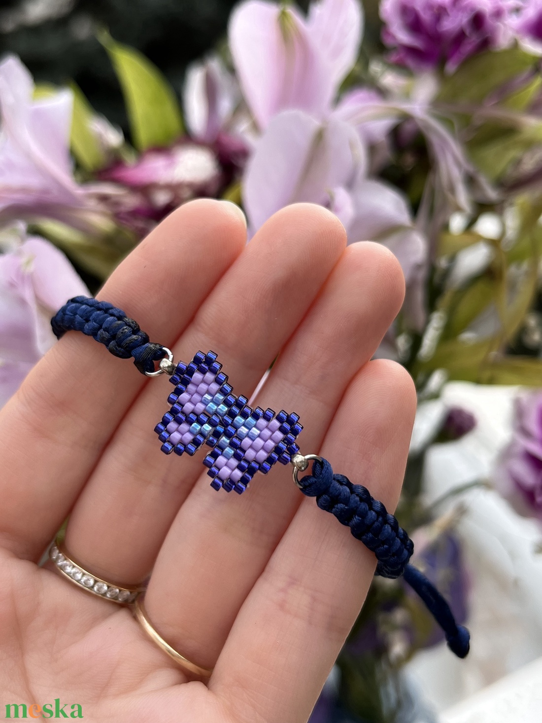 Fonott karkötő sötétkék- világoslila gyöngy pillangóval - ékszer - karkötő - fonott karkötő - Meska.hu