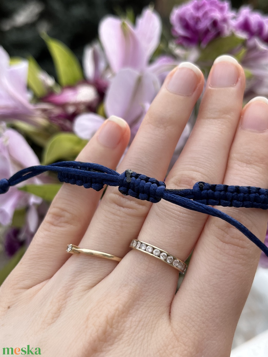 Fonott karkötő sötétkék- világoslila gyöngy pillangóval - ékszer - karkötő - fonott karkötő - Meska.hu