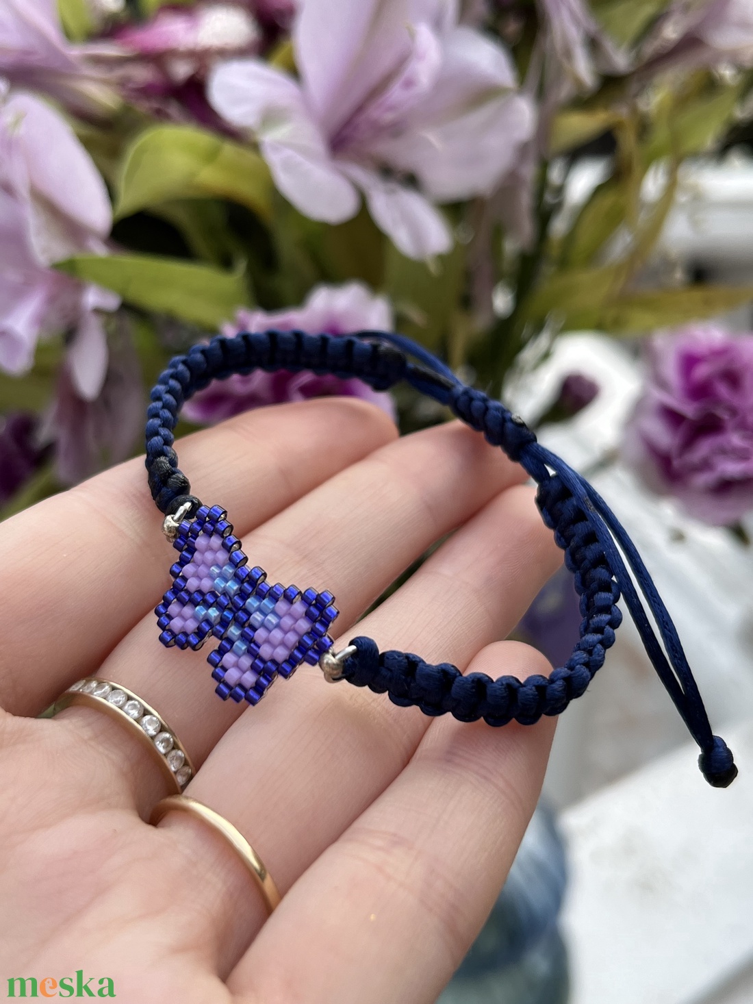 Fonott karkötő sötétkék- világoslila gyöngy pillangóval - ékszer - karkötő - fonott karkötő - Meska.hu