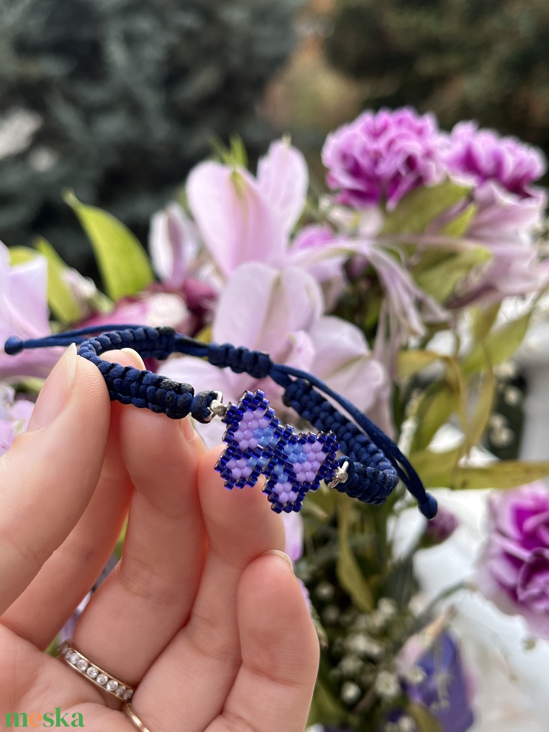 Fonott karkötő sötétkék- világoslila gyöngy pillangóval - ékszer - karkötő - fonott karkötő - Meska.hu
