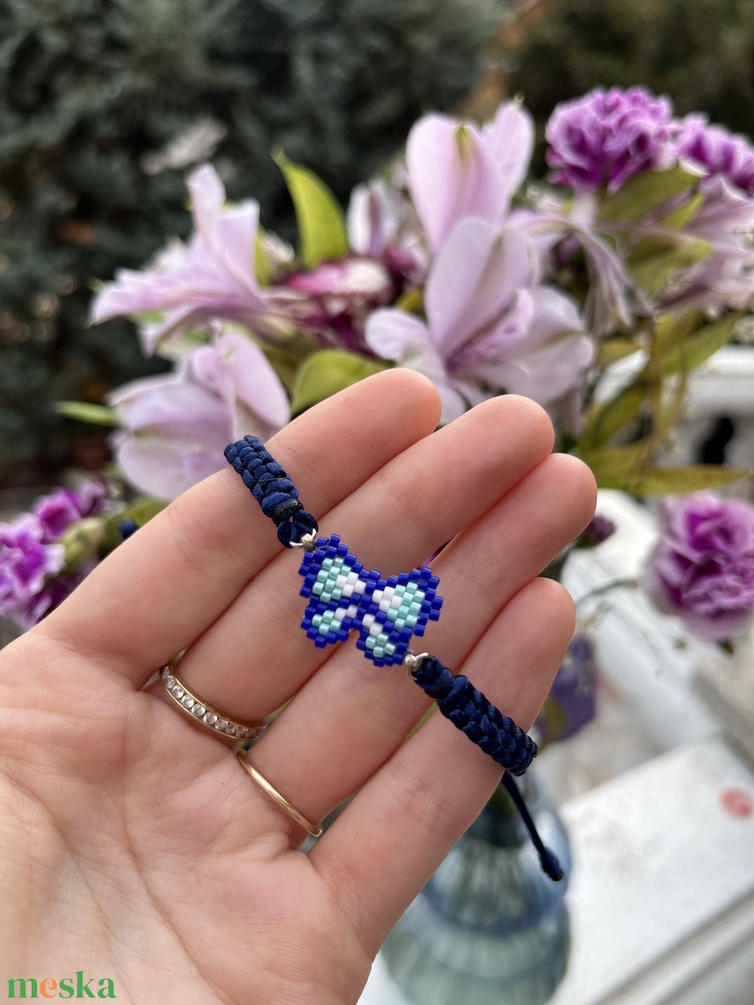 Fonott karkötő sötétkék-világoskék gyöngy pillangóval - ékszer - karkötő - fonott karkötő - Meska.hu