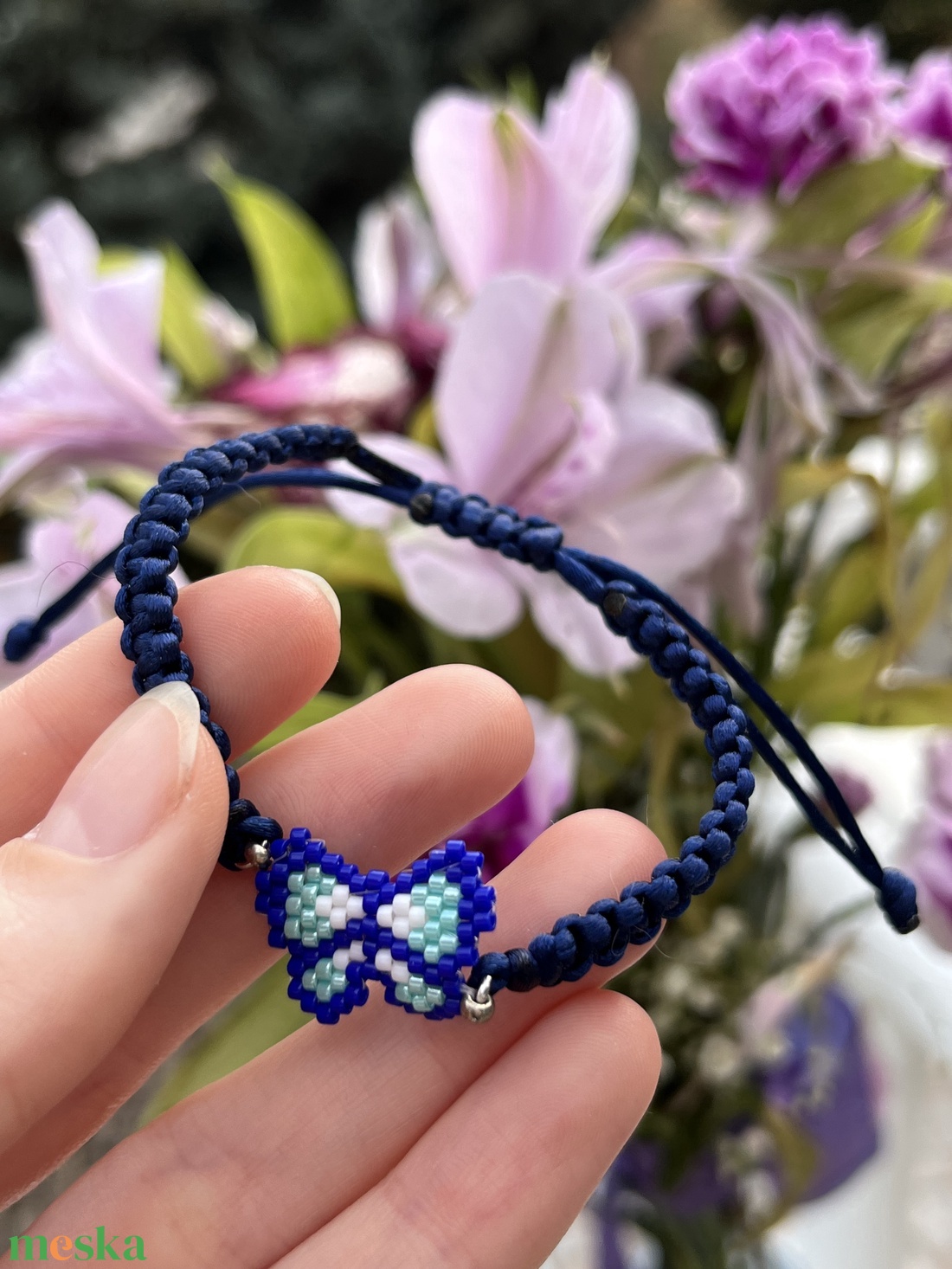 Fonott karkötő sötétkék-világoskék gyöngy pillangóval - ékszer - karkötő - fonott karkötő - Meska.hu