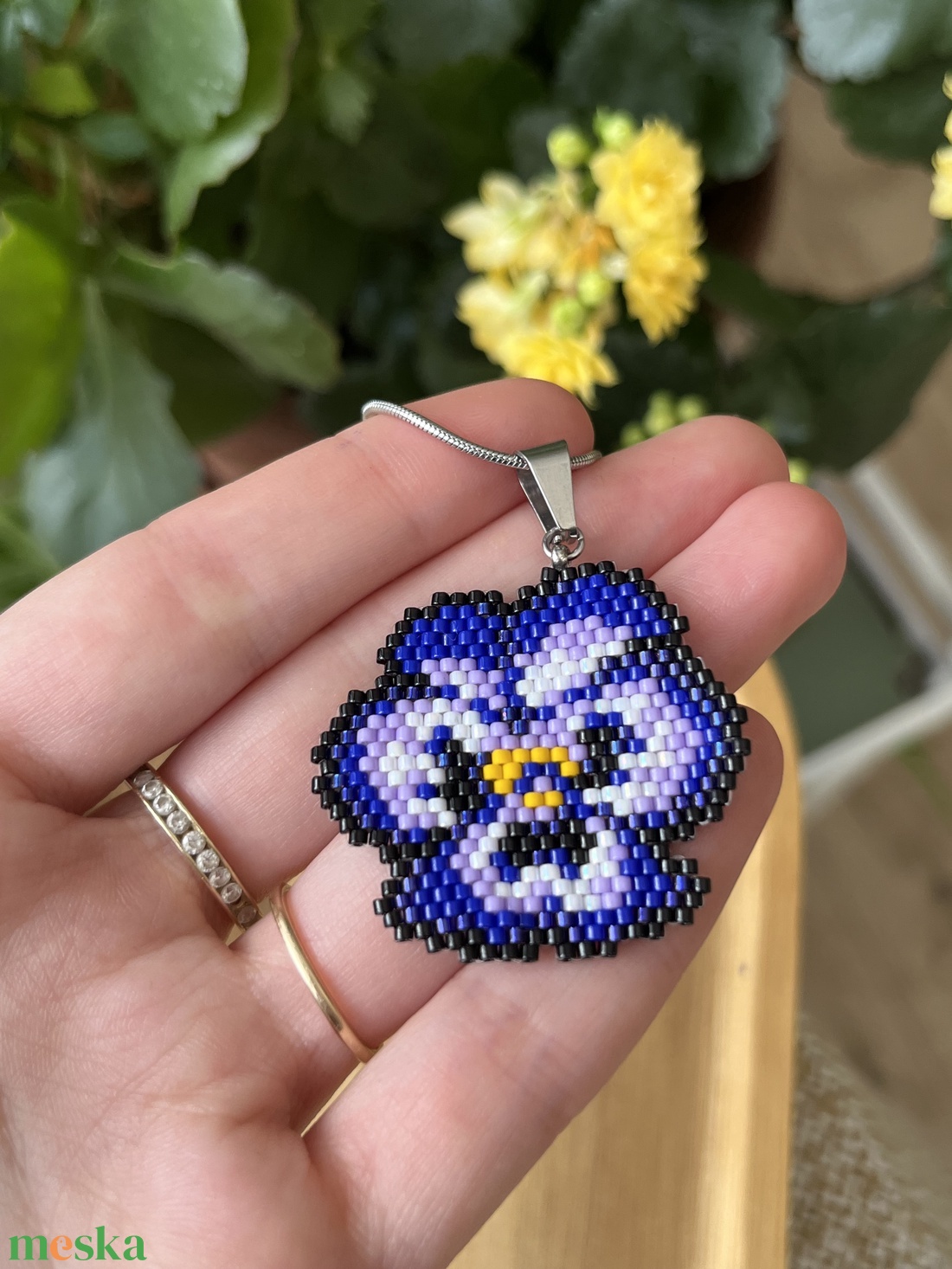 Gyöngy árvácska medál fém kígyólánccal - ékszer - nyaklánc - medál - Meska.hu