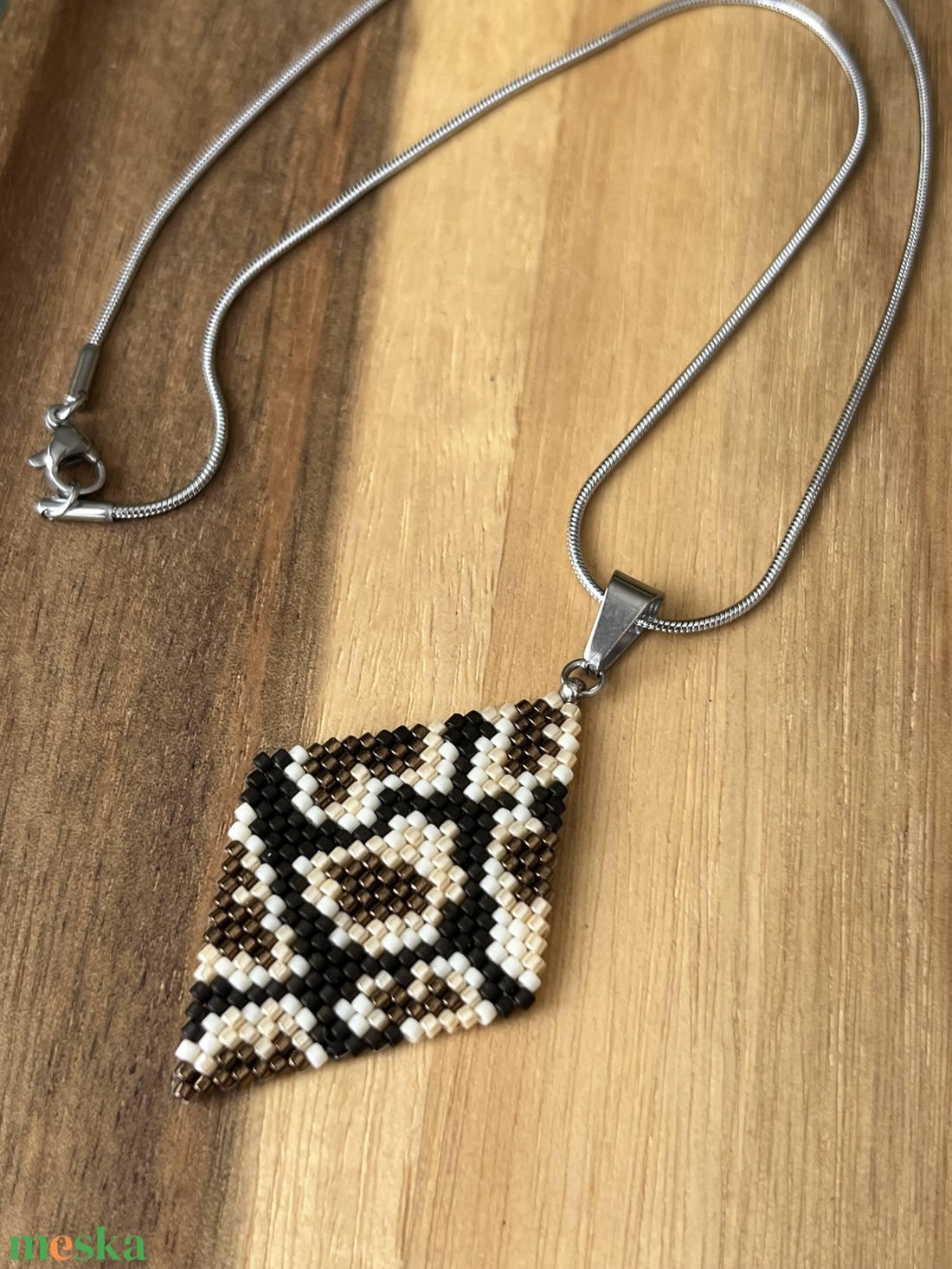 Kígyómintás medál gyöngyből - ékszer - nyaklánc - medál - Meska.hu