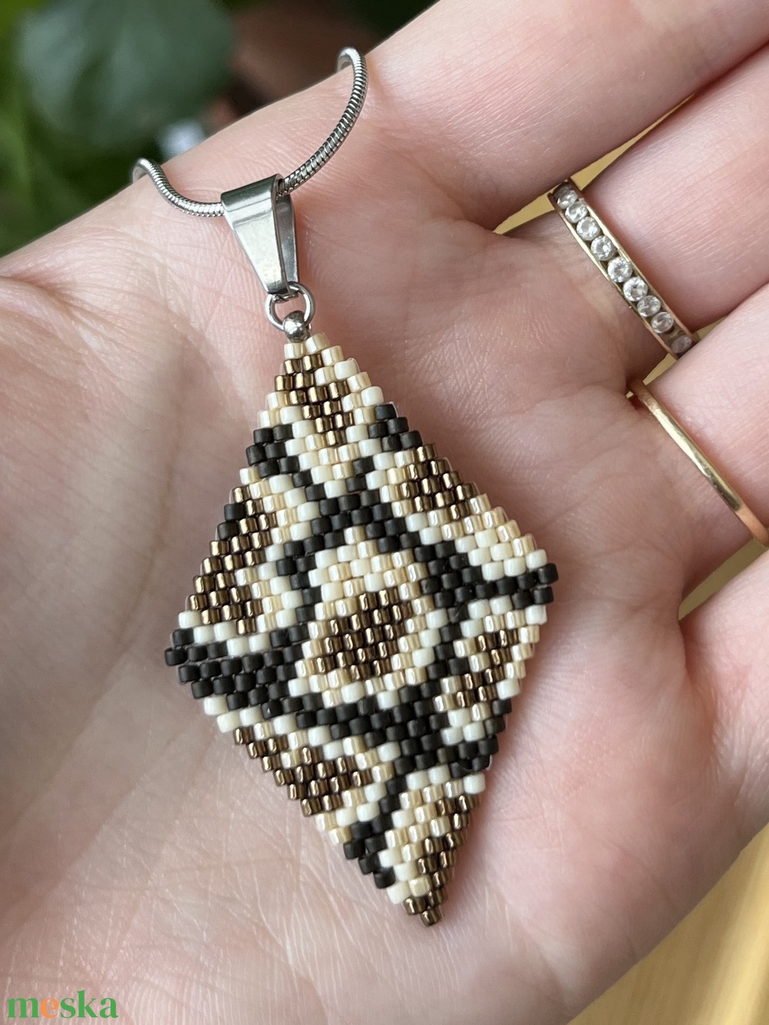 Kígyómintás medál gyöngyből - ékszer - nyaklánc - medál - Meska.hu