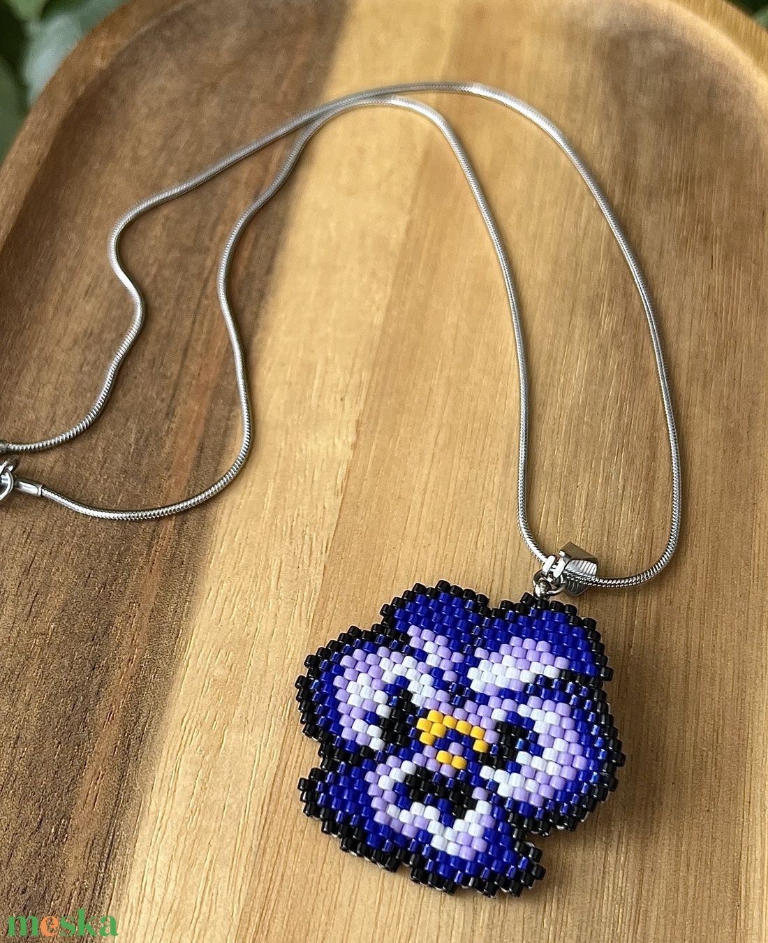 Gyöngy árvácska medál fém kígyólánccal - ékszer - nyaklánc - medál - Meska.hu