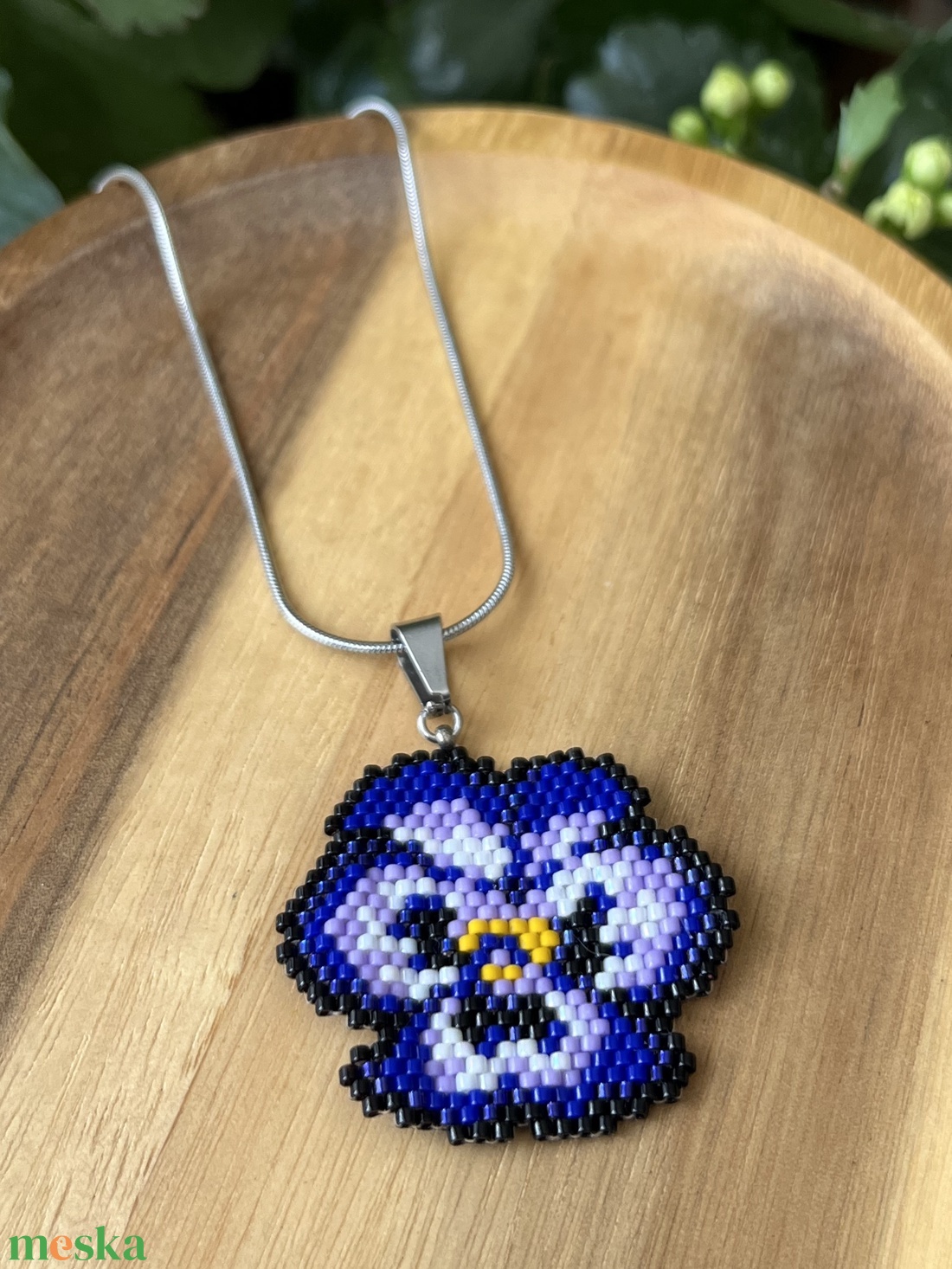 Gyöngy árvácska medál fém kígyólánccal - ékszer - nyaklánc - medál - Meska.hu