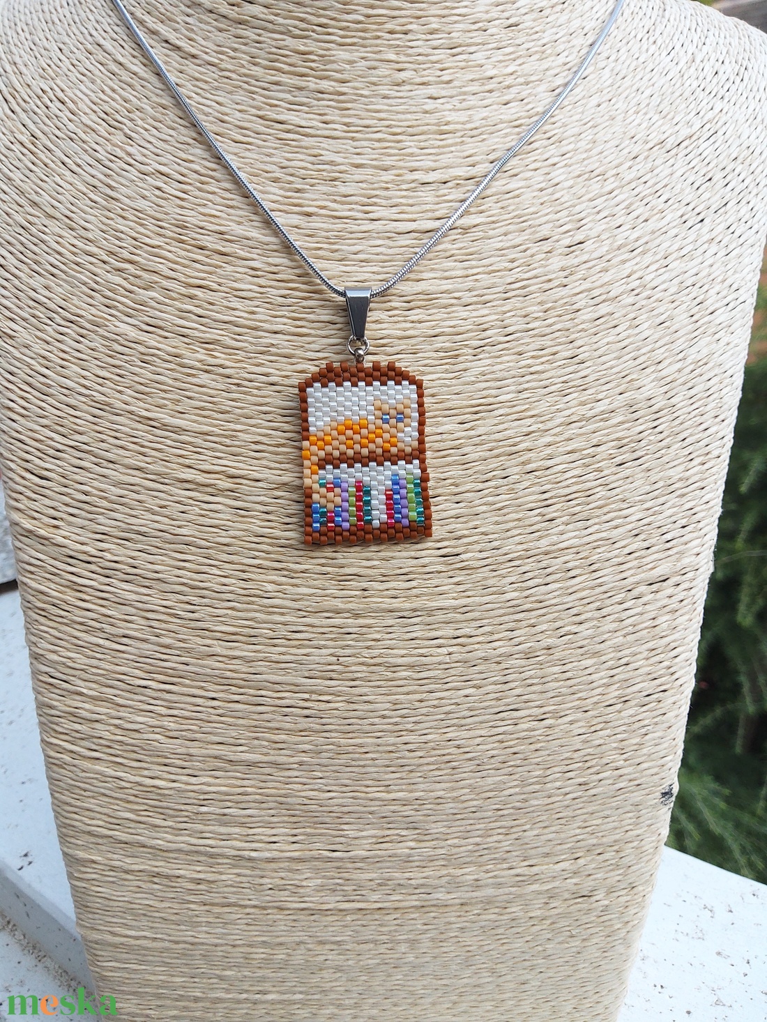 Vörös cica a könyvespolcon gyöngymed�l - ékszer - nyaklánc - medálos nyaklánc - Meska.hu