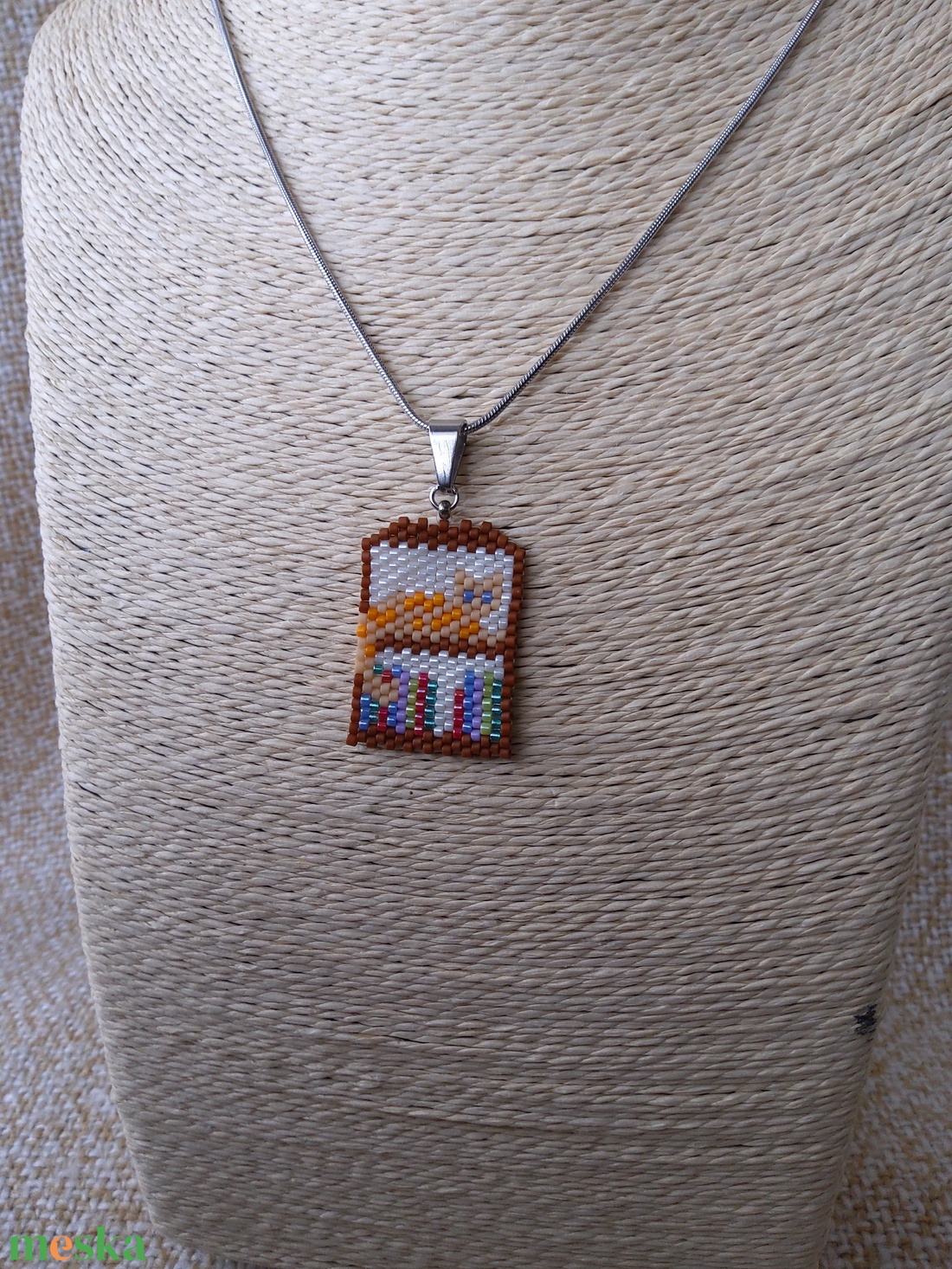 Vörös cica a könyvespolcon gyöngymed�l - ékszer - nyaklánc - medálos nyaklánc - Meska.hu