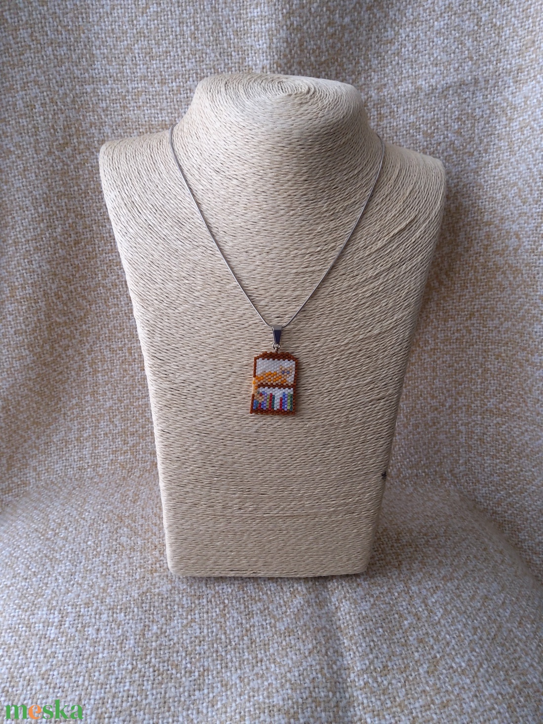 Vörös cica a könyvespolcon gyöngymed�l - ékszer - nyaklánc - medálos nyaklánc - Meska.hu