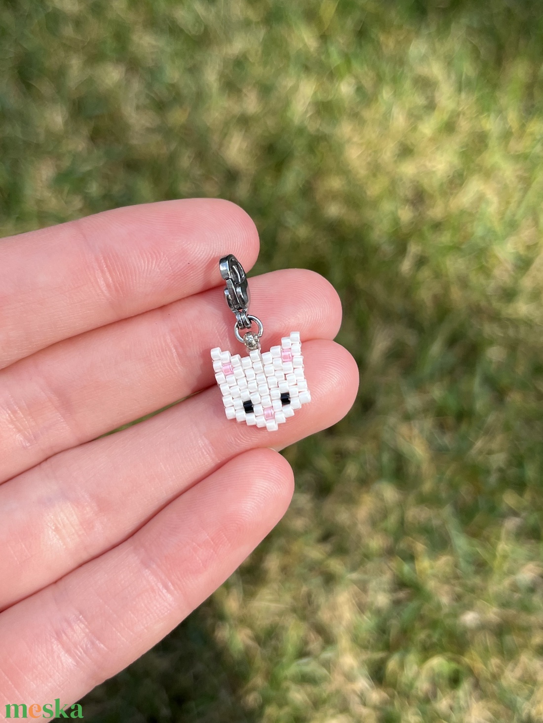 Fehér kiscica charm - ékszer - karkötő - charm karkötő - Meska.hu