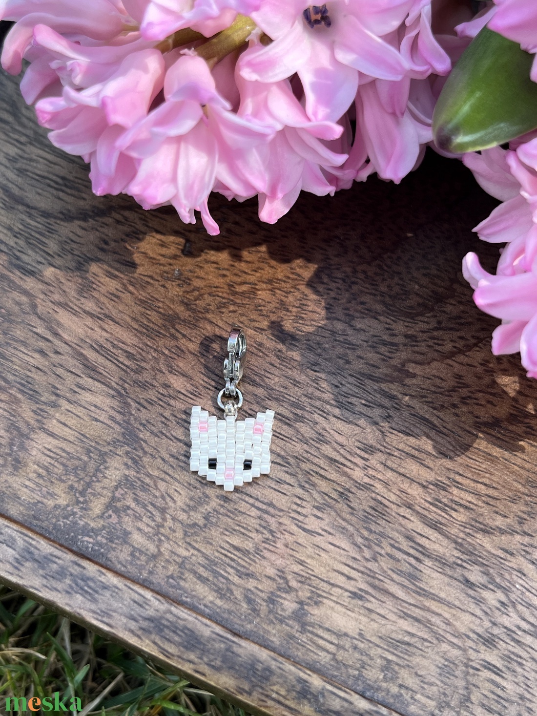 Fehér kiscica charm - ékszer - karkötő - charm karkötő - Meska.hu