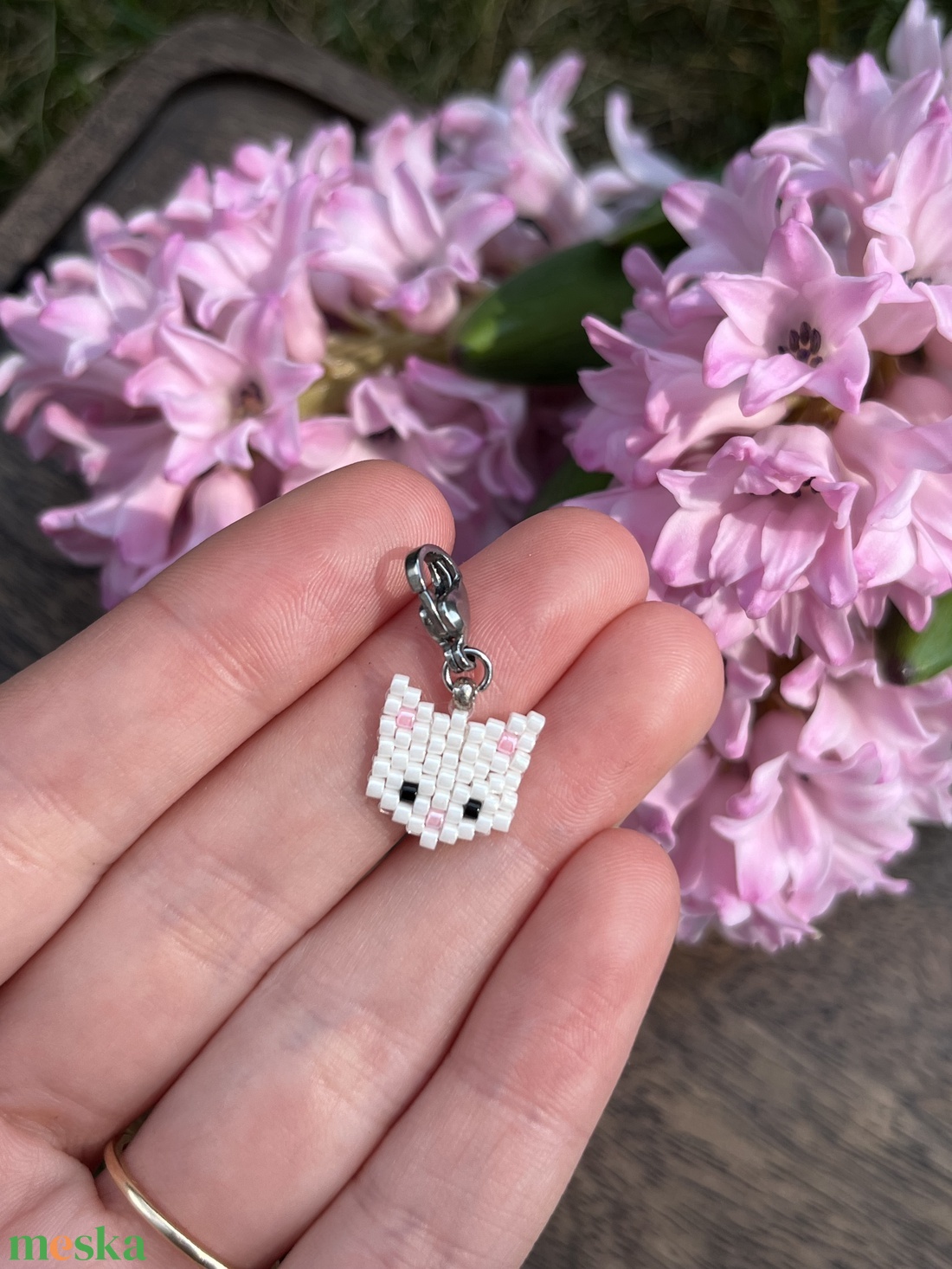 Fehér kiscica charm - ékszer - karkötő - charm karkötő - Meska.hu