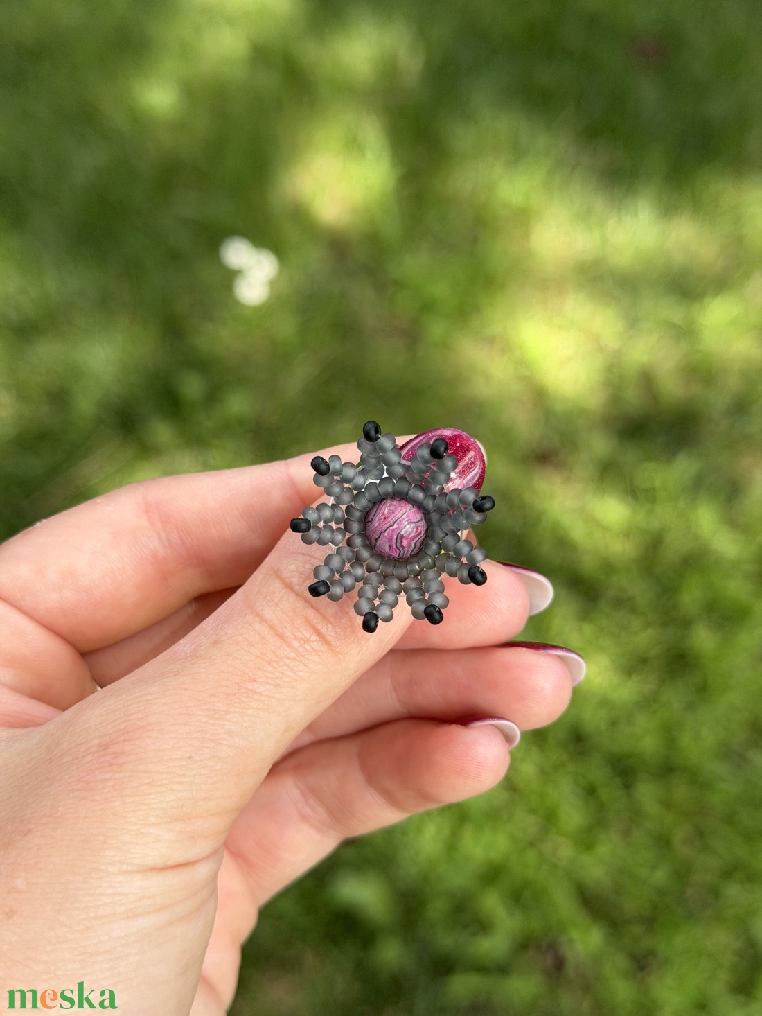 Szürke mandala gyűrű, rózsaszín ásvánnyal (állítható méretű) - ékszer - gyűrű - gyöngyös gyűrű - Meska.hu