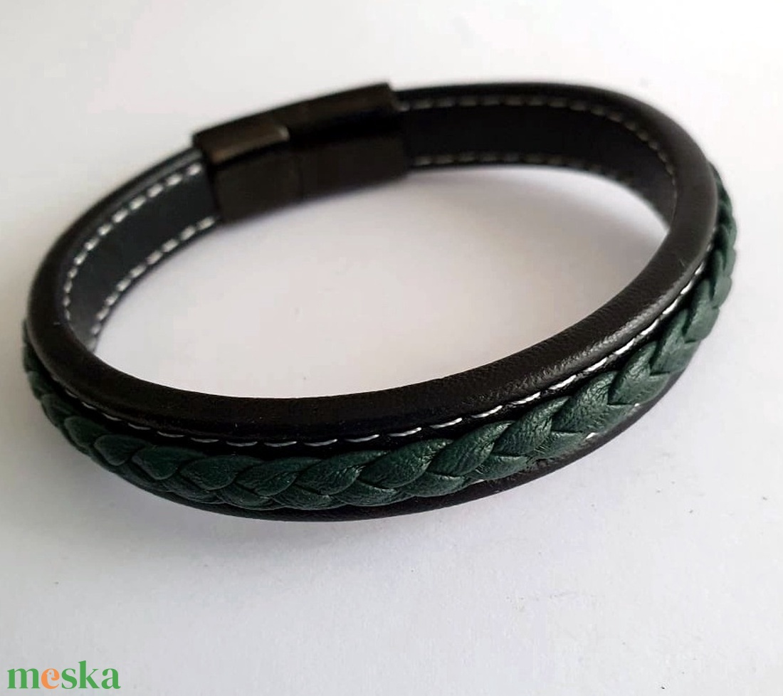 Férfi karkötő elegant zöld- fekete fonott lapos bőrből ! - ékszer - karkötő - fonott karkötő - Meska.hu Férfi karkötő elegant zöld- fekete fonott lapos bőrből ! - ékszer - karkötő - fonott karkötő - Meska.hu