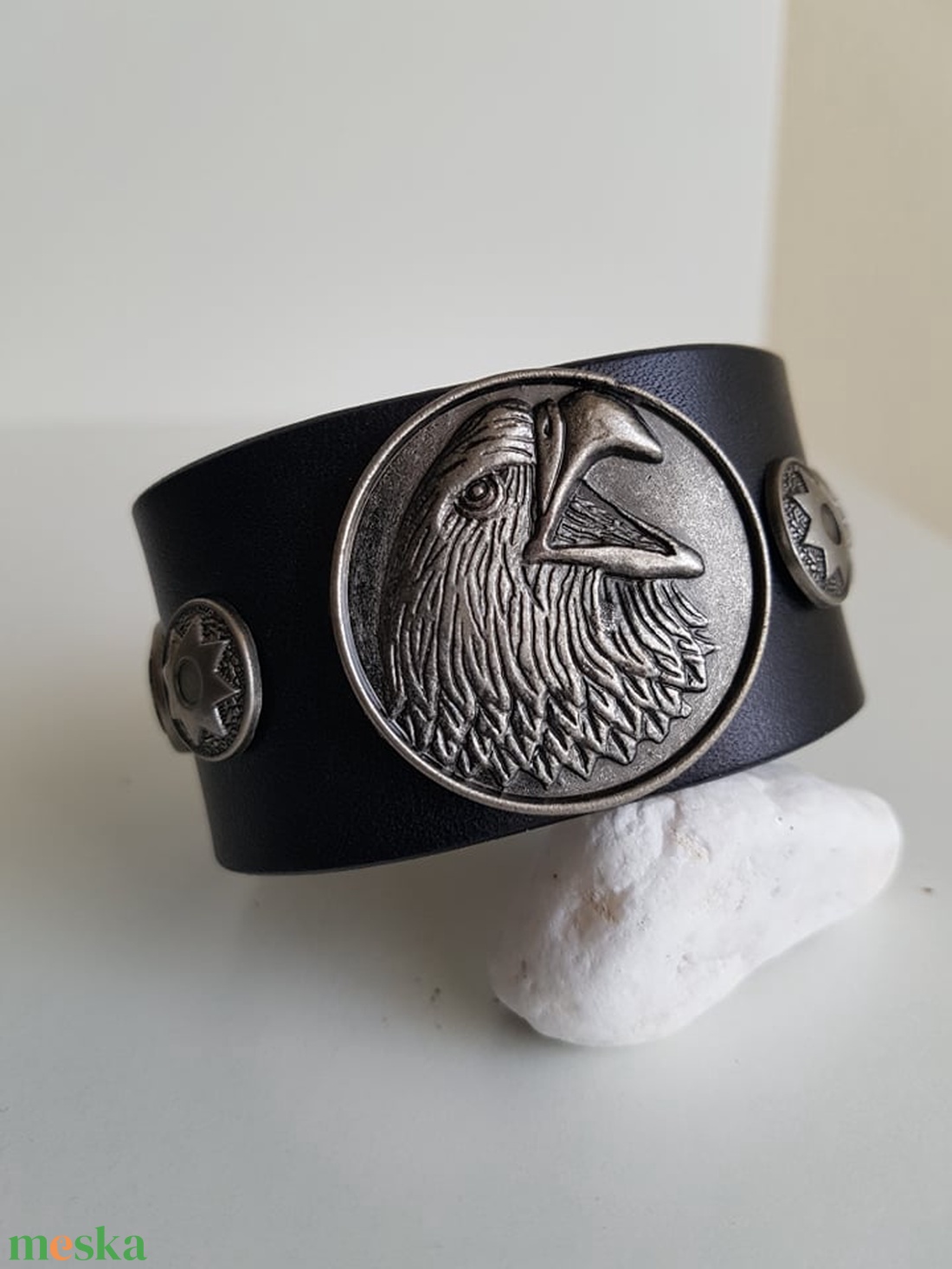 Férfi Cuff karkötő fekete bőrön sas motivummal. - ékszer - karkötő - széles karkötő - Meska.hu Férfi Cuff karkötő fekete bőrön sas motivummal. - ékszer - karkötő - széles karkötő - Meska.hu