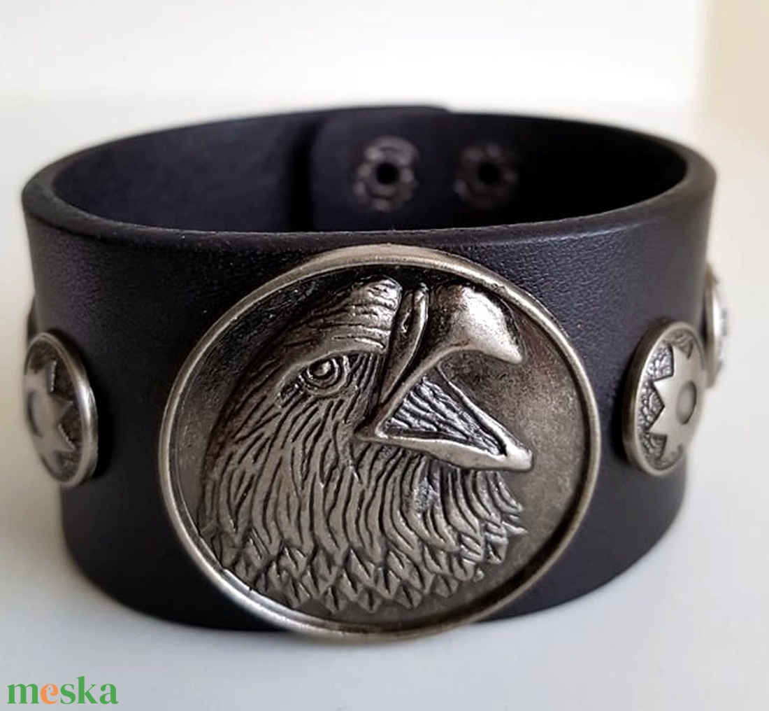 Férfi Cuff karkötő fekete bőrön sas motivummal. - ékszer - karkötő - széles karkötő - Meska.hu Férfi Cuff karkötő fekete bőrön sas motivummal. - ékszer - karkötő - széles karkötő - Meska.hu
