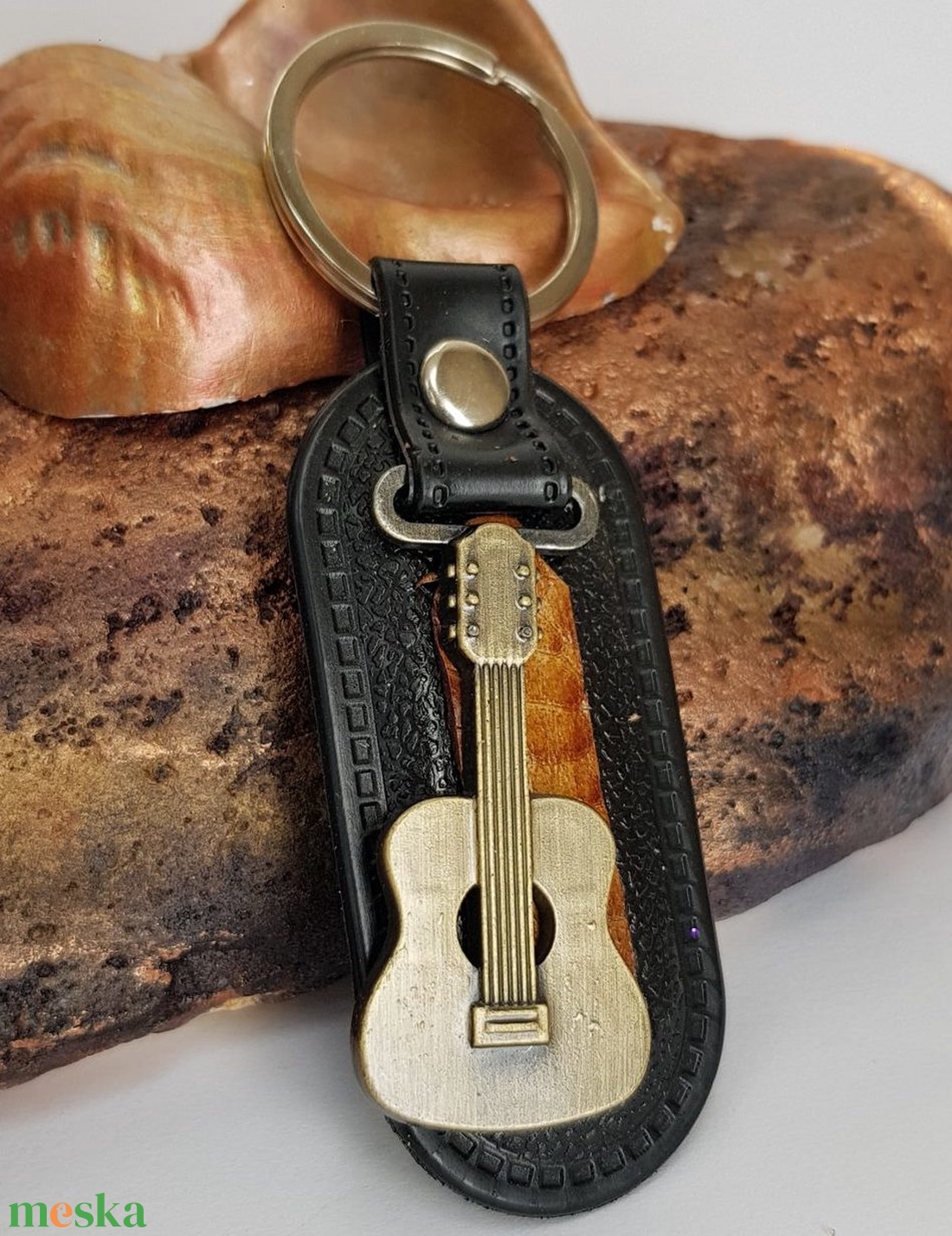Fekete bőr kulcstartó gitárdiszítéssel. - ékszer - ékszerszett - Meska.hu Fekete bőr kulcstartó gitárdiszítéssel. - ékszer - ékszerszett - Meska.hu