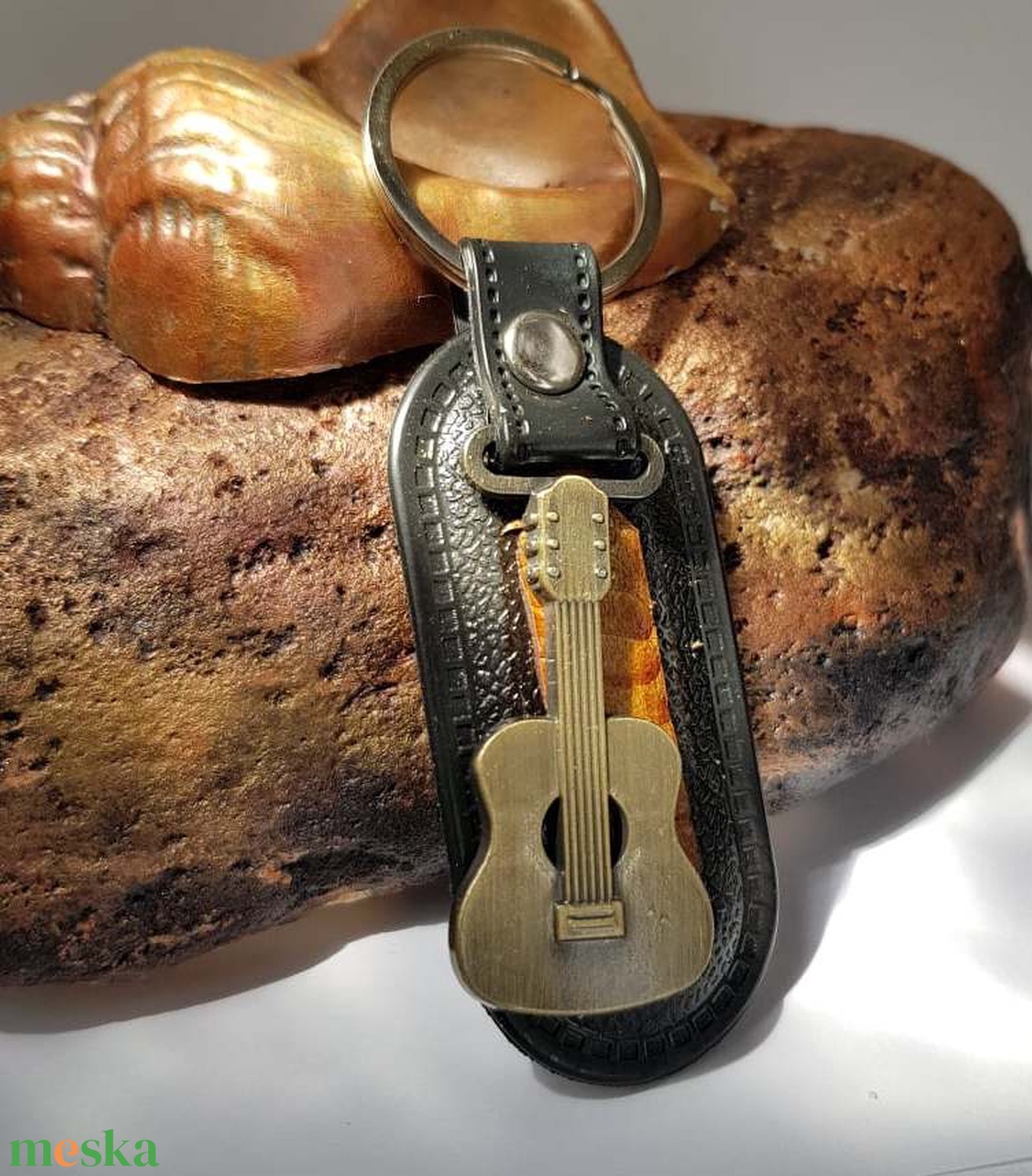 Fekete bőr kulcstartó gitárdiszítéssel. - ékszer - ékszerszett - Meska.hu Fekete bőr kulcstartó gitárdiszítéssel. - ékszer - ékszerszett - Meska.hu