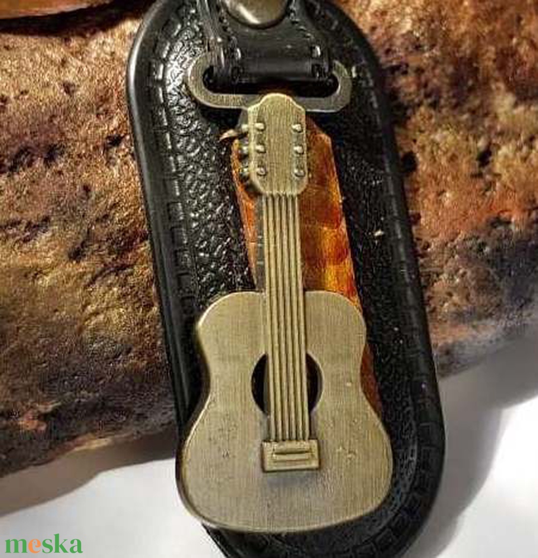 Fekete bőr kulcstartó gitárdiszítéssel. - ékszer - ékszerszett - Meska.hu Fekete bőr kulcstartó gitárdiszítéssel. - ékszer - ékszerszett - Meska.hu