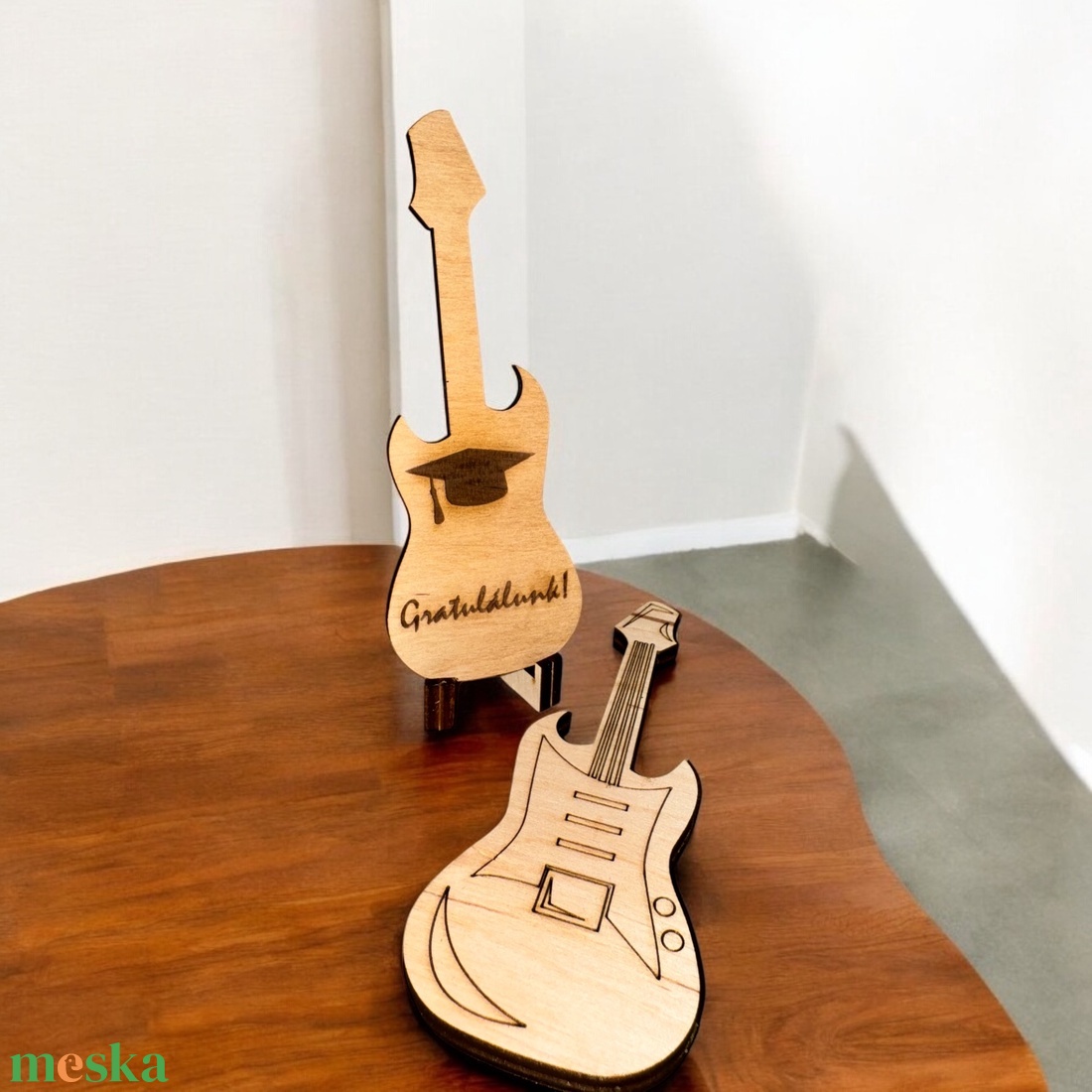 Egyedi gitár alakú pengetőtartó - ballagásra - otthon & életmód - dekoráció - asztal és polc dekoráció - zenedoboz - Meska.hu