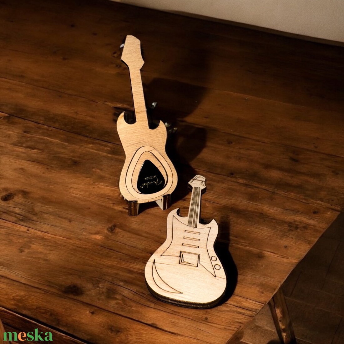 Egyedi gitár alakú pengetőtartó - ballagásra - otthon & életmód - dekoráció - asztal és polc dekoráció - zenedoboz - Meska.hu
