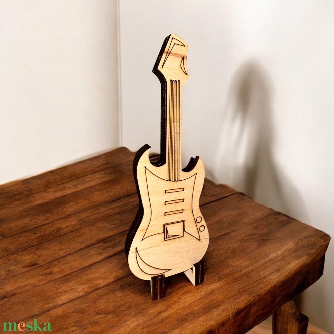 Egyedi gitár alakú pengetőtartó - ballagásra - otthon & életmód - dekoráció - asztal és polc dekoráció - zenedoboz - Meska.hu