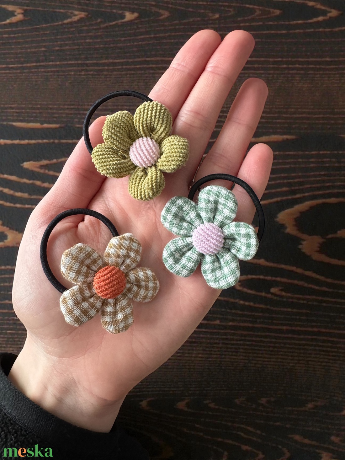 Nőnapi virág hajgumi ajándék - esküvő - hajdísz - hajtű - Meska.hu