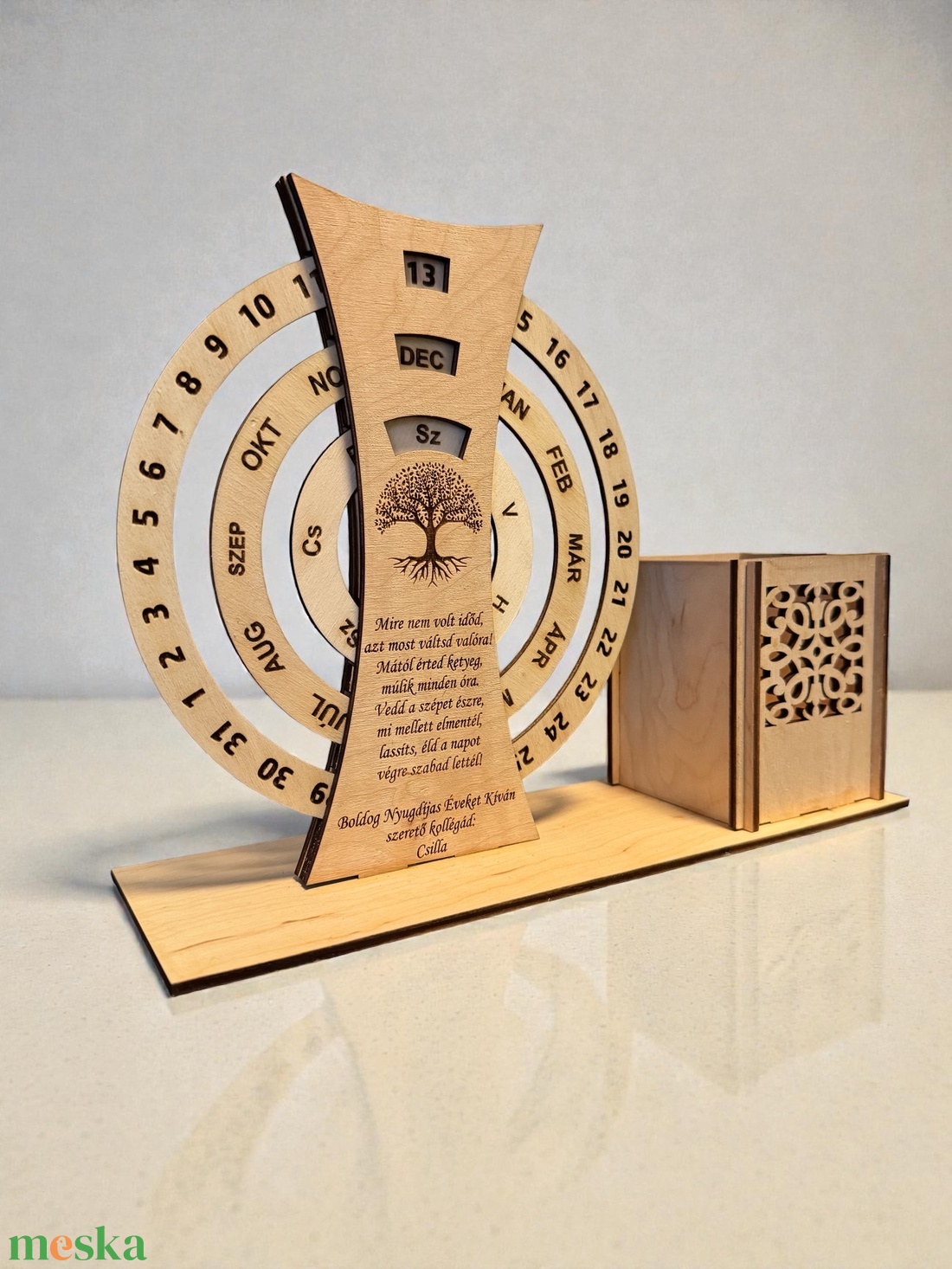 Nyugdíjazási egyedi öröknaptár, ceruzatartóval - egyedi grafikával, felirattal - otthon & életmód - dekoráció - fali és függő dekoráció - falinaptár & öröknaptár - Meska.hu