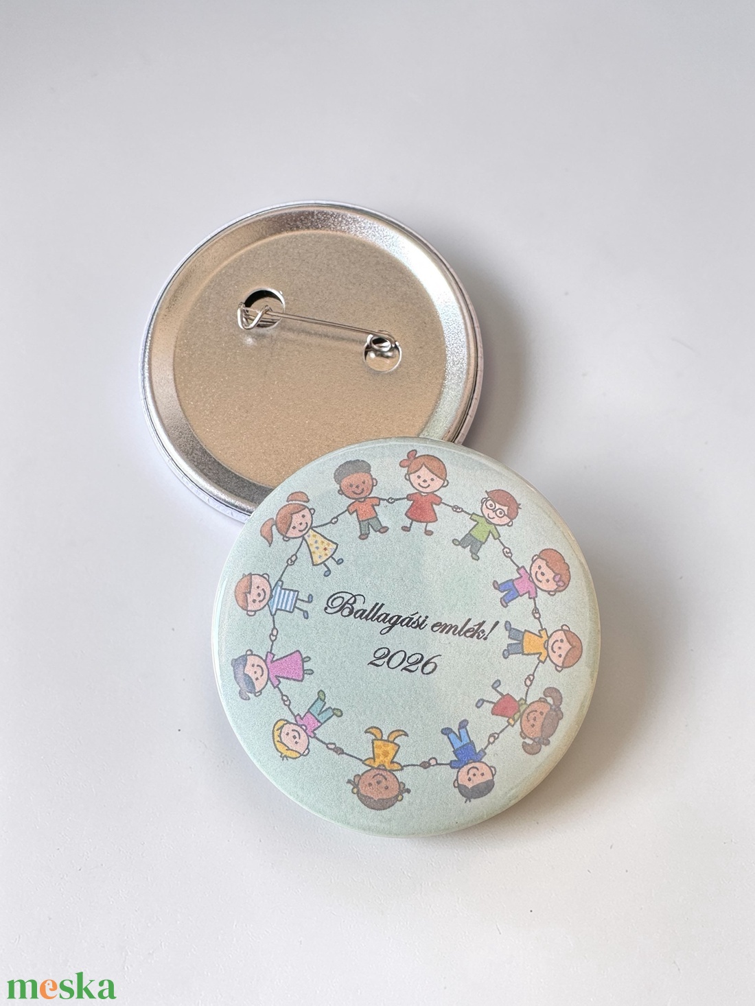 Ballagási emlék - névvel, egyedi grafikával - ékszer - kitűző és bross - Meska.hu