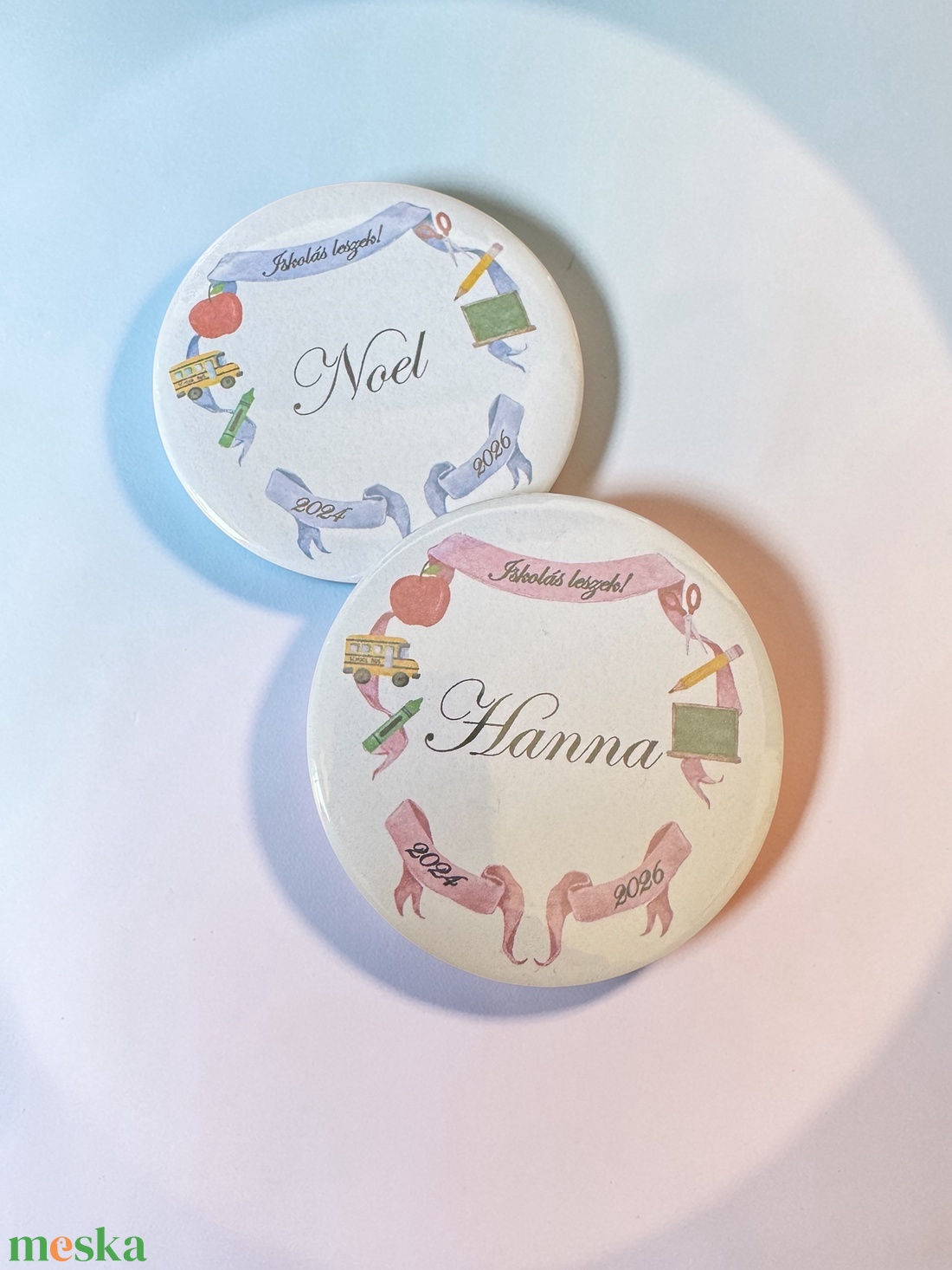 Ballagási emlék - névvel, egyedi grafikával - ékszer - kitűző és bross - Meska.hu