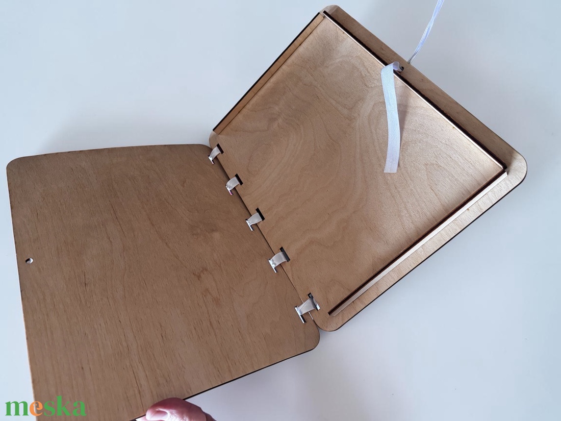 Egyedi gravírozott rajztartó � A4 méretben - baba - mama - babaszobabútor - játéktároló - Meska.hu