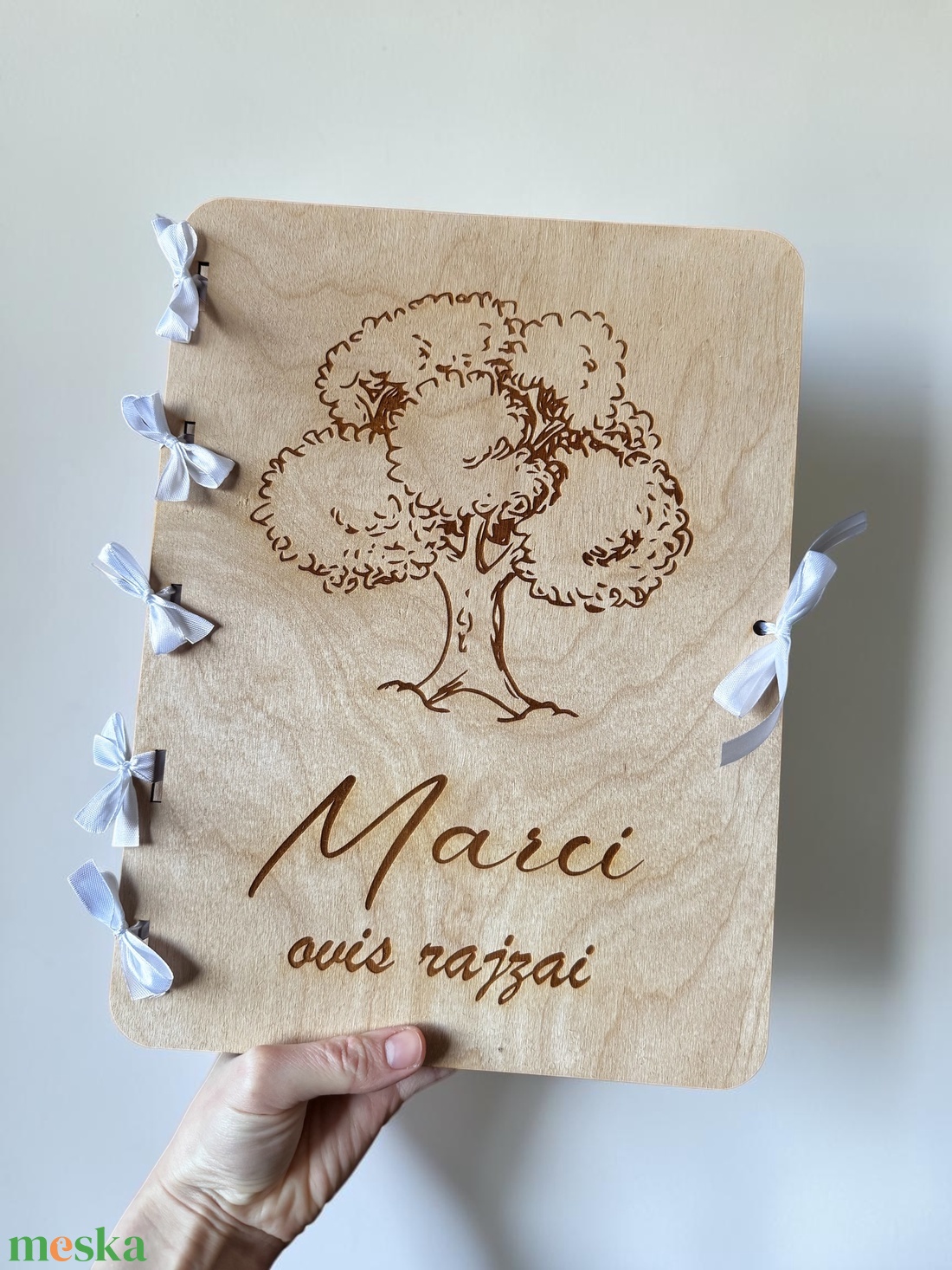 Egyedi gravírozott rajztartó � A4 méretben - baba - mama - babaszobabútor - játéktároló - Meska.hu