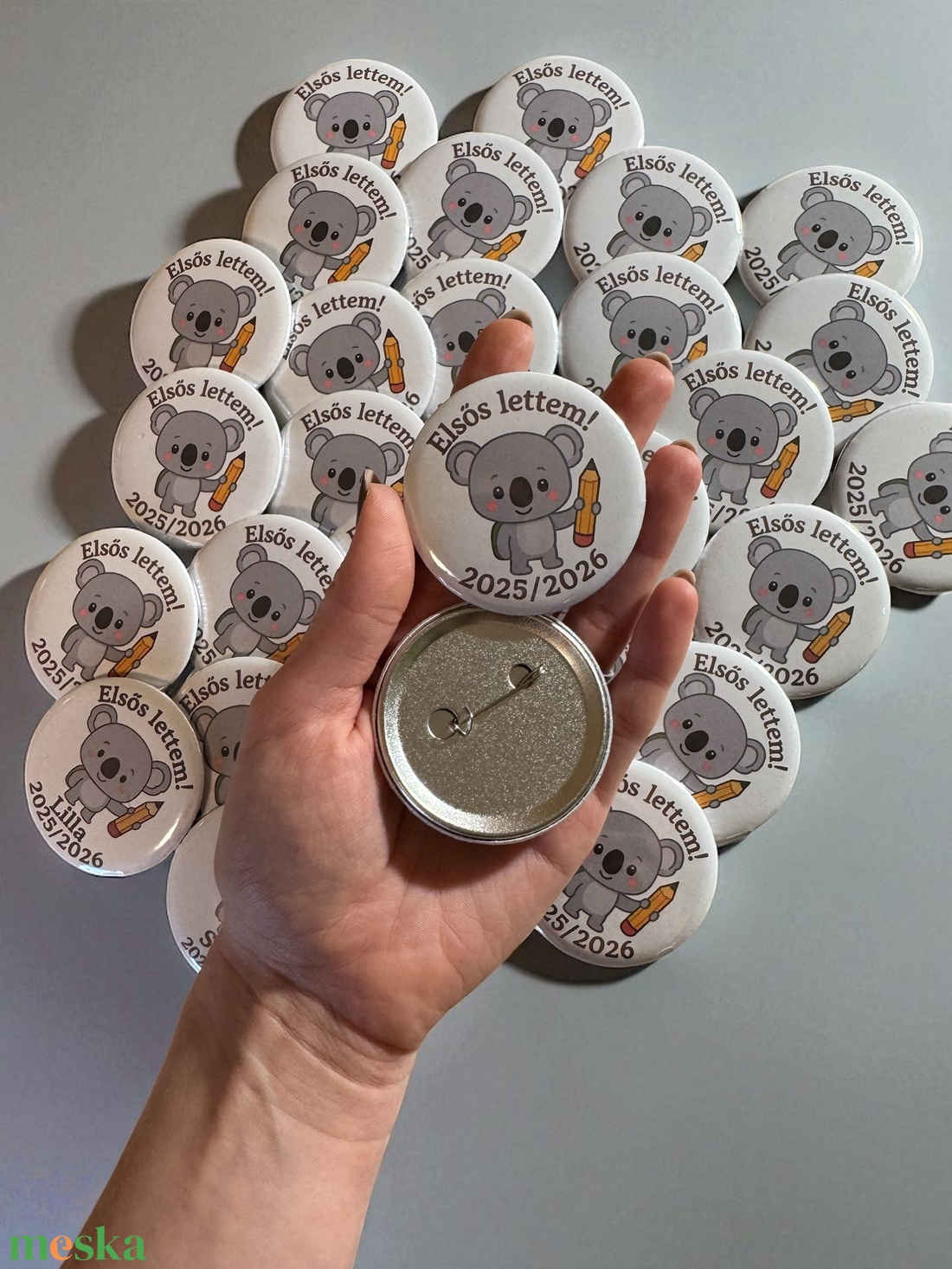 Iskolakezdés jelvény, kitűző egyedi grafikával - elsős lettem - ékszer - kitűző és bross - Meska.hu