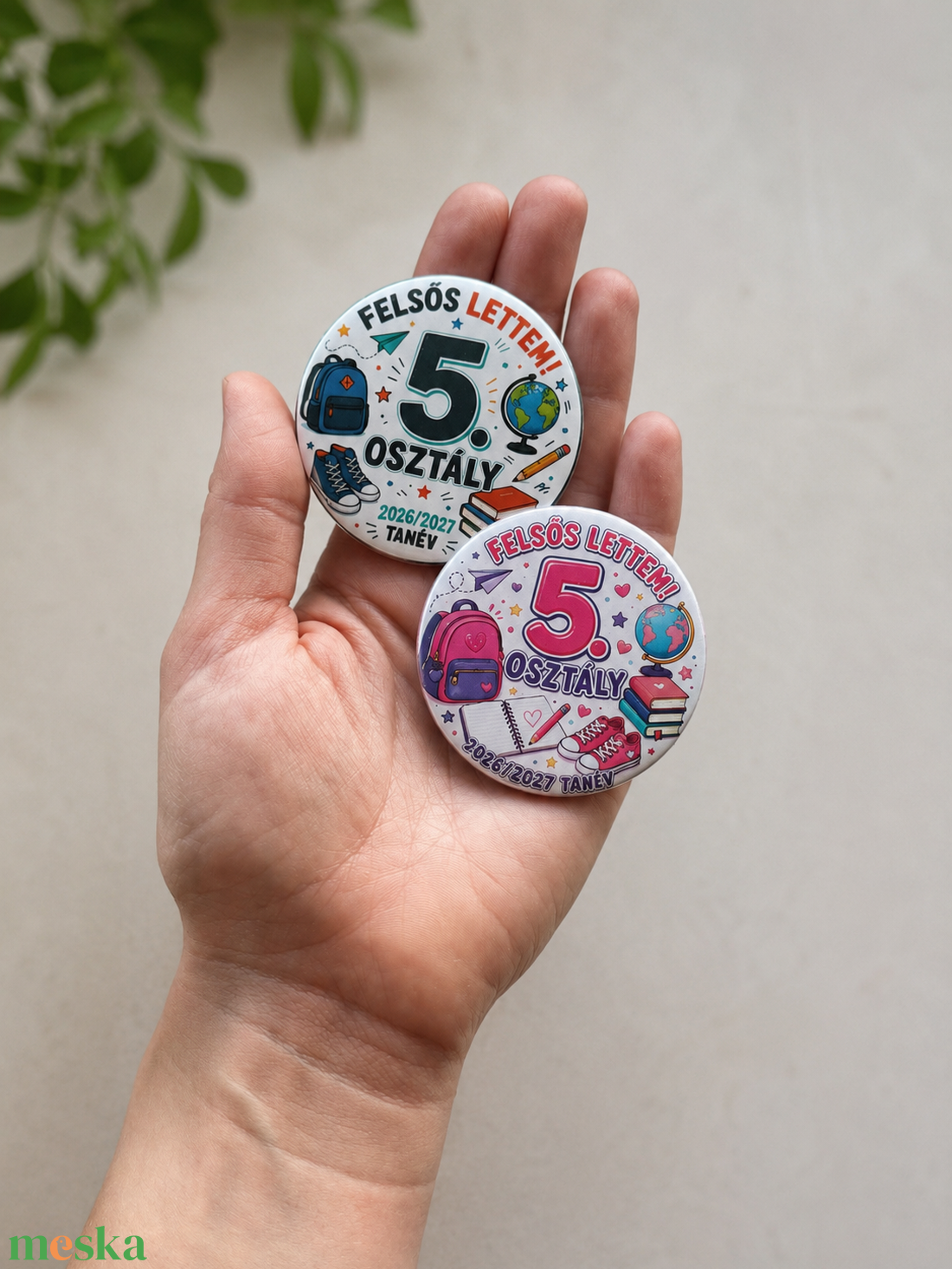 Iskolakezdés jelvény, kitűző egyedi grafikával - felsős lettem - ékszer - kitűző és bross - Meska.hu