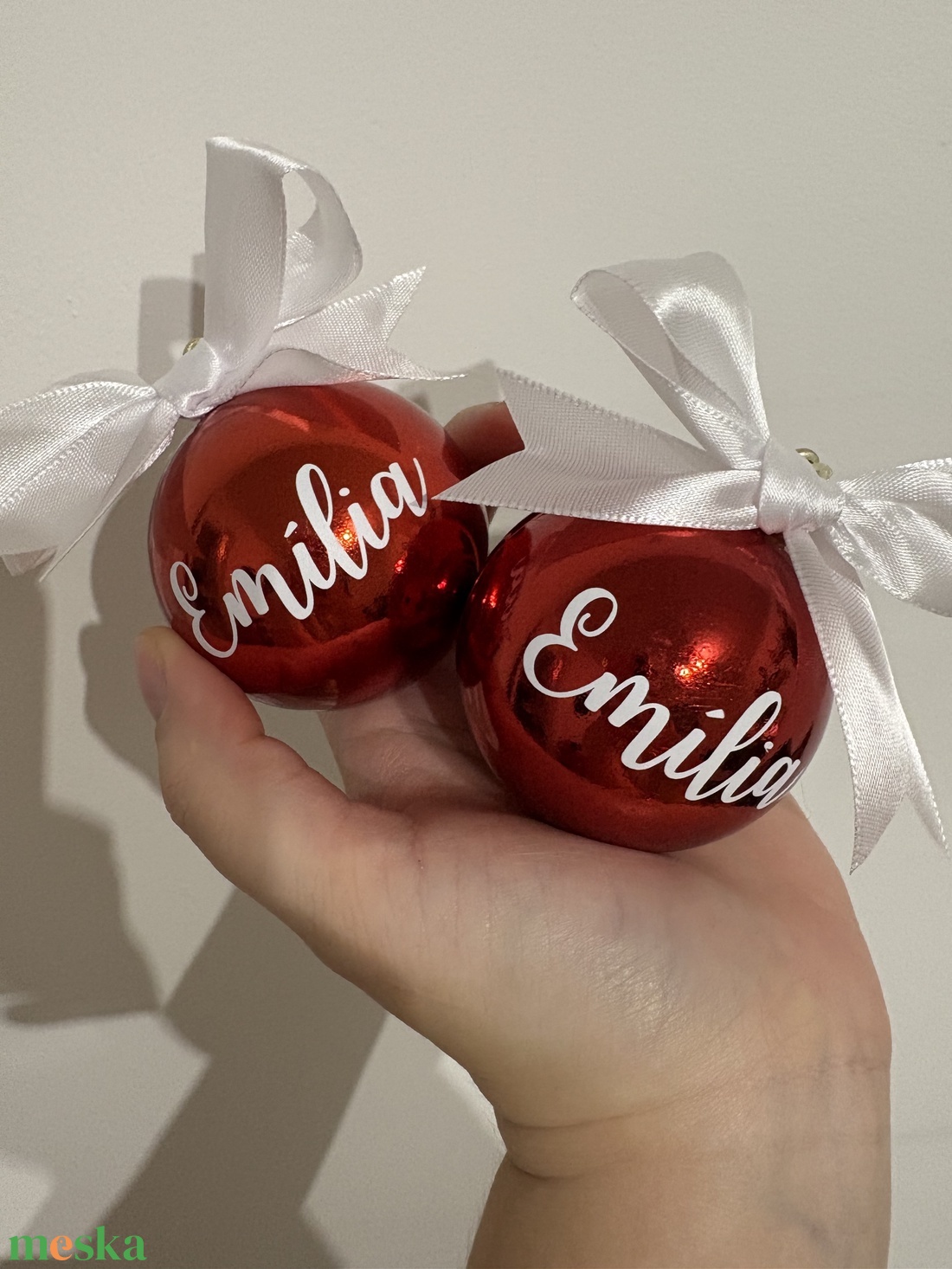 Névre szóló gömb masnival - karácsony - karácsonyi lakásdekoráció - karácsonyfadíszek - Meska.hu