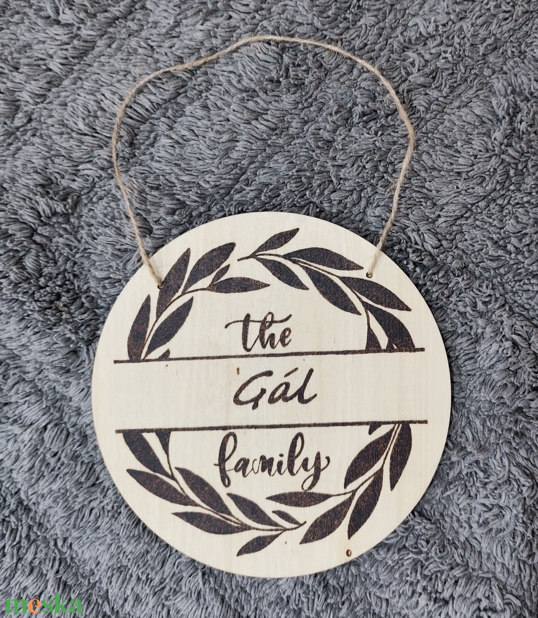 Akasztós ajtódísz családnévvel - otthon & életmód - dekoráció - ajtó- és ablak dekoráció - ajtódísz & kopogtató - Meska.hu